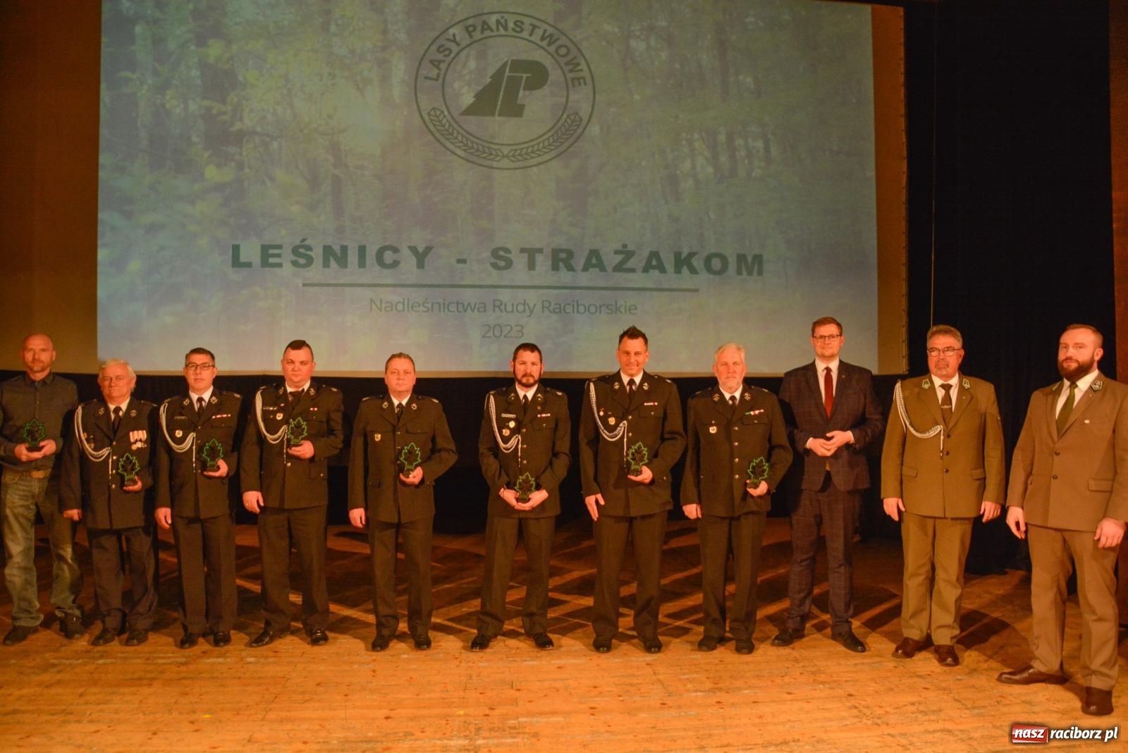 Zdjęcie w galerii na portalu naszraciborz.pl: Przed wspomnieniem św. Floriana leśnicy podziękowali strażakom [FOTO i WIDEO] wiadomości z regionu