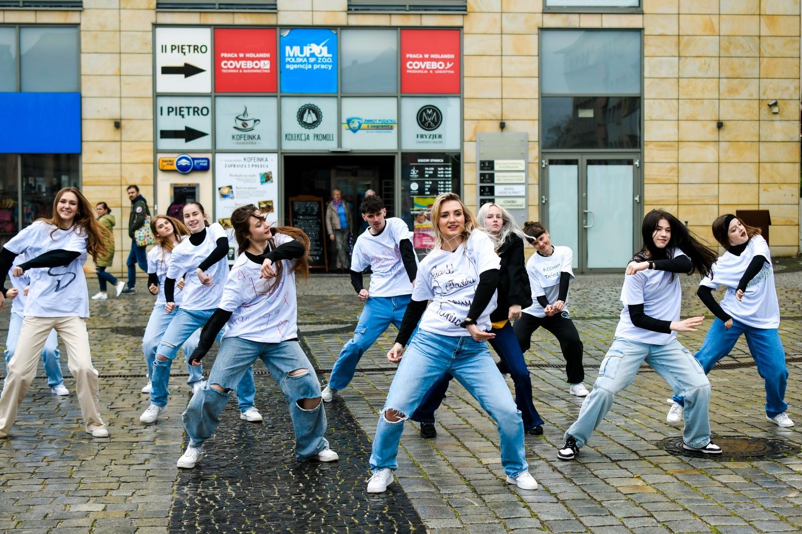 Zdjęcie w galerii na portalu naszraciborz.pl: Skaza uczciła na Rynku Międzynarodowy Dzień Tańca [FOTO i WIDEO] wiadomości z regionu