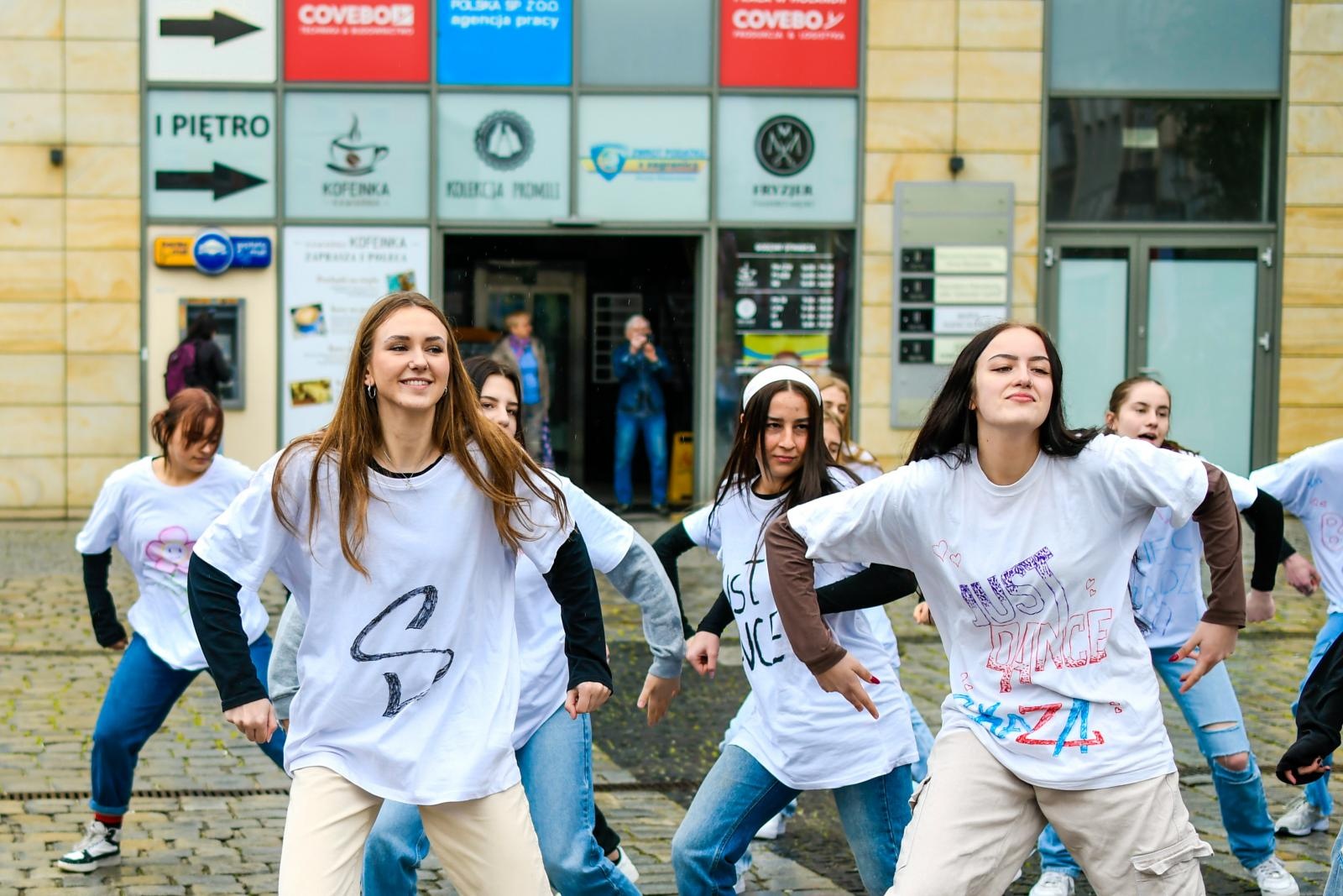 Zdjęcie w galerii na portalu naszraciborz.pl: Skaza uczciła na Rynku Międzynarodowy Dzień Tańca [FOTO i WIDEO] wiadomości z regionu