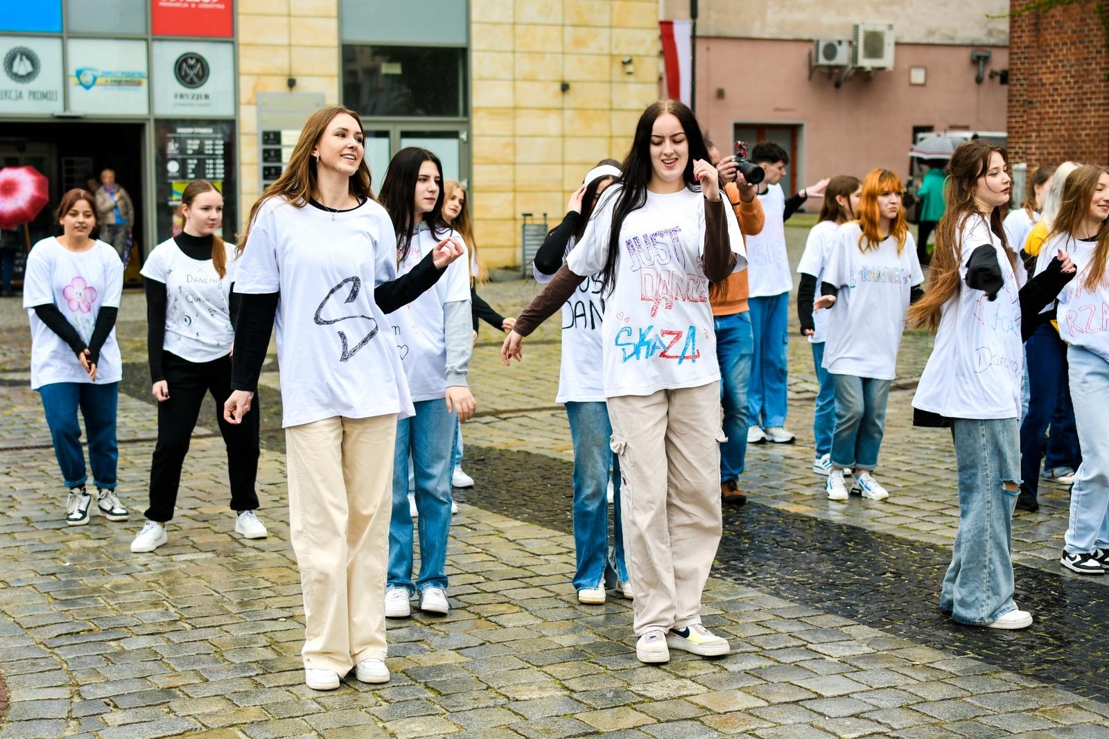 Zdjęcie w galerii na portalu naszraciborz.pl: Skaza uczciła na Rynku Międzynarodowy Dzień Tańca [FOTO i WIDEO] wiadomości z regionu