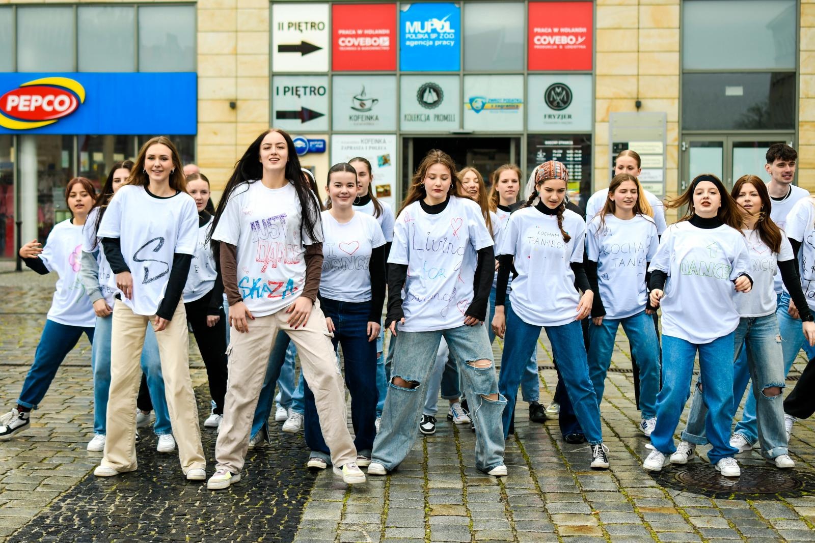 Zdjęcie w galerii na portalu naszraciborz.pl: Skaza uczciła na Rynku Międzynarodowy Dzień Tańca [FOTO i WIDEO] wiadomości z regionu