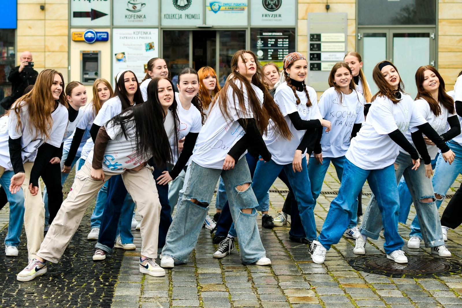 Zdjęcie w galerii na portalu naszraciborz.pl: Skaza uczciła na Rynku Międzynarodowy Dzień Tańca [FOTO i WIDEO] wiadomości z regionu
