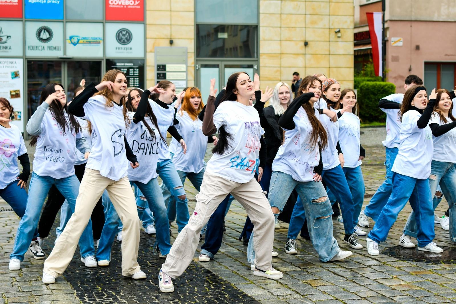 Zdjęcie w galerii na portalu naszraciborz.pl: Skaza uczciła na Rynku Międzynarodowy Dzień Tańca [FOTO i WIDEO] wiadomości z regionu