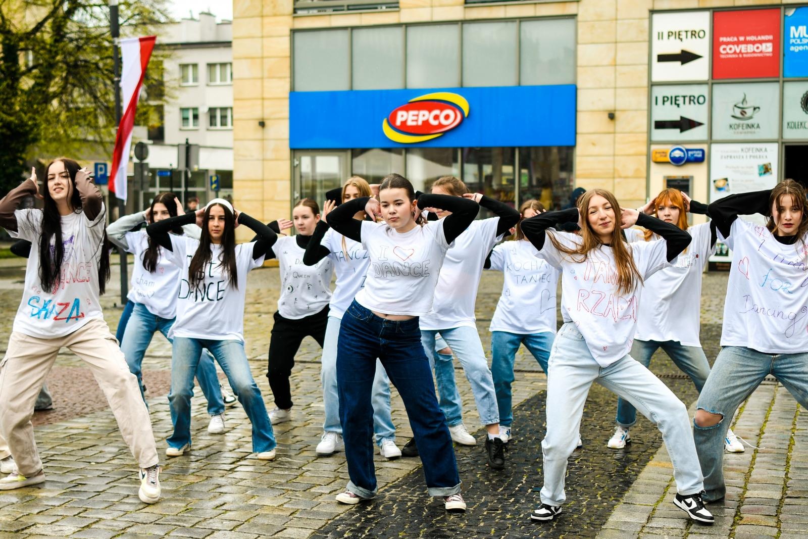 Zdjęcie w galerii na portalu naszraciborz.pl: Skaza uczciła na Rynku Międzynarodowy Dzień Tańca [FOTO i WIDEO] wiadomości z regionu