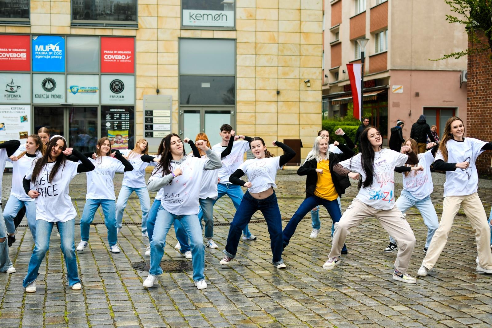 Zdjęcie w galerii na portalu naszraciborz.pl: Skaza uczciła na Rynku Międzynarodowy Dzień Tańca [FOTO i WIDEO] wiadomości z regionu
