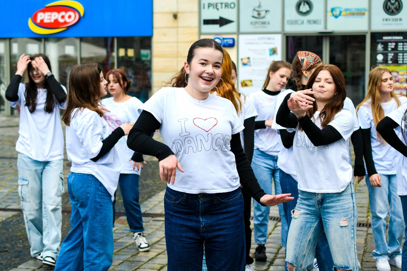 Zdjęcie w galerii na portalu naszraciborz.pl: Skaza uczciła na Rynku Międzynarodowy Dzień Tańca [FOTO i WIDEO] wiadomości z regionu