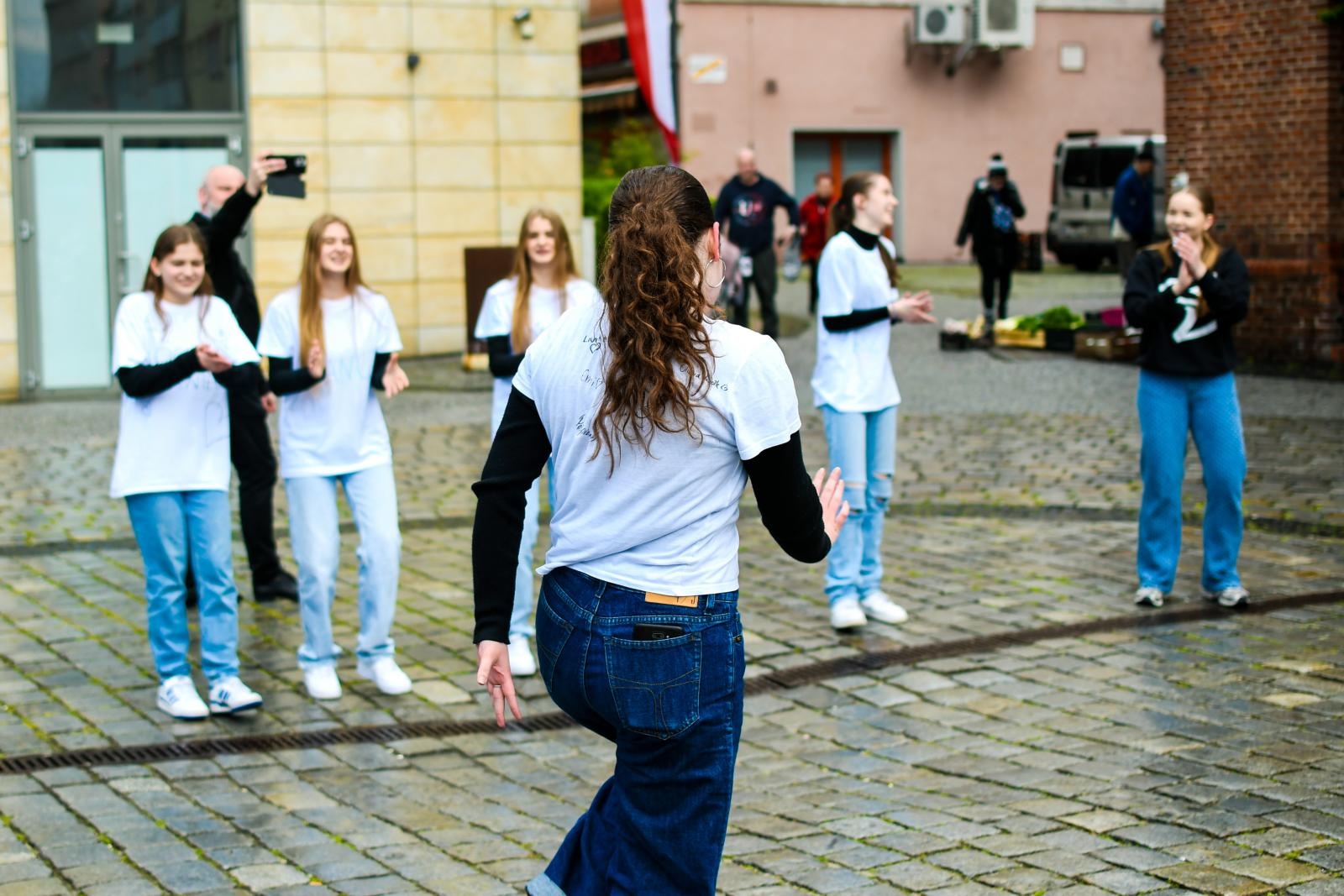 Zdjęcie w galerii na portalu naszraciborz.pl: Skaza uczciła na Rynku Międzynarodowy Dzień Tańca [FOTO i WIDEO] wiadomości z regionu