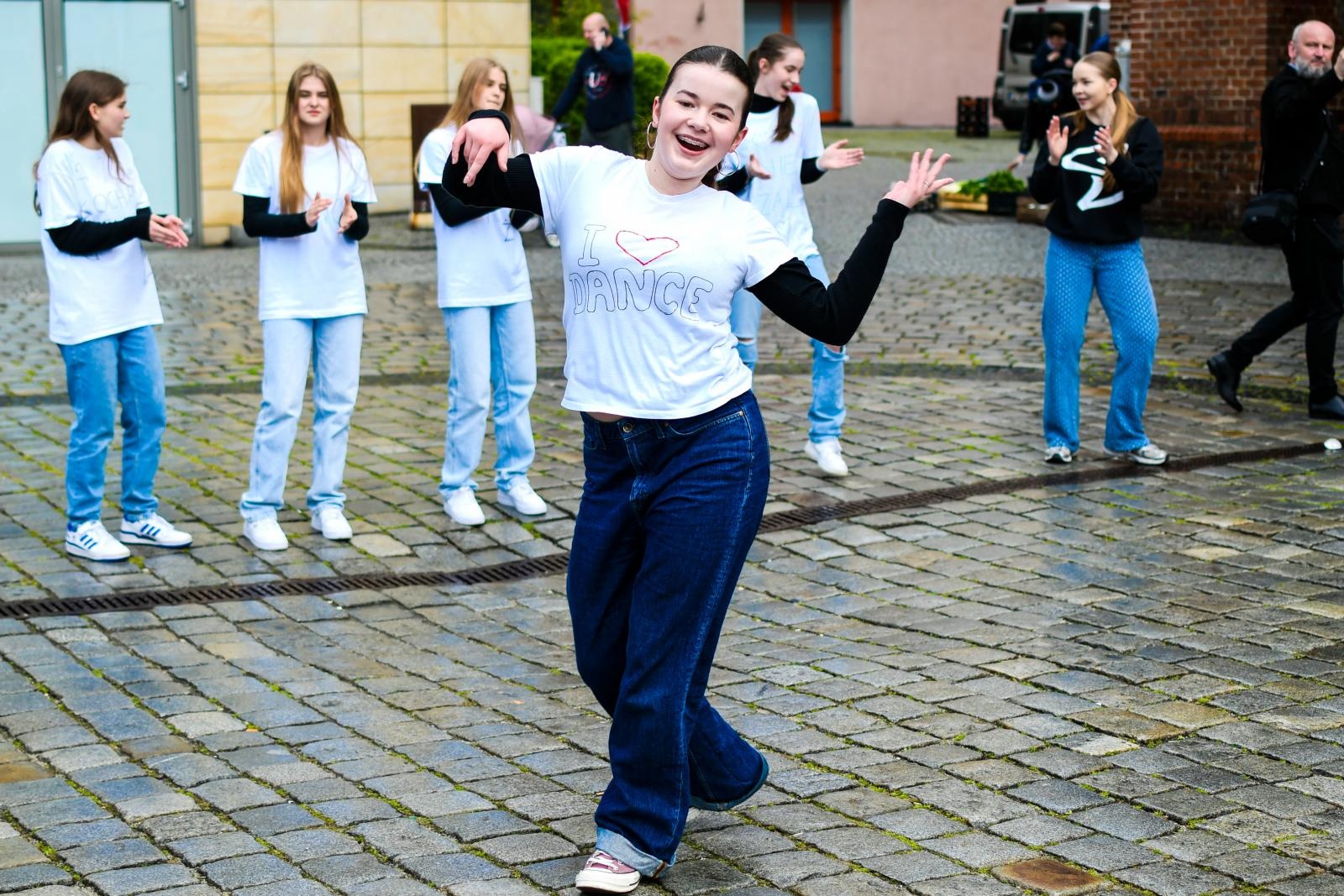 Zdjęcie w galerii na portalu naszraciborz.pl: Skaza uczciła na Rynku Międzynarodowy Dzień Tańca [FOTO i WIDEO] wiadomości z regionu
