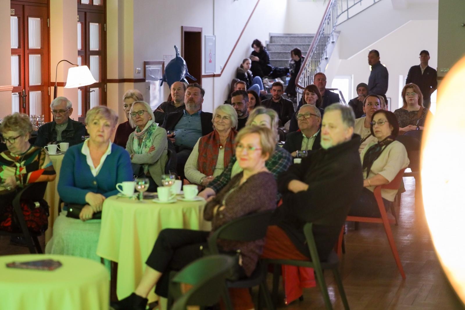 Zdjęcie w galerii na portalu naszraciborz.pl: PRZYSTANKI Wojtka Kukuczki- relacja z wernisażu NA BIS wiadomości z regionu