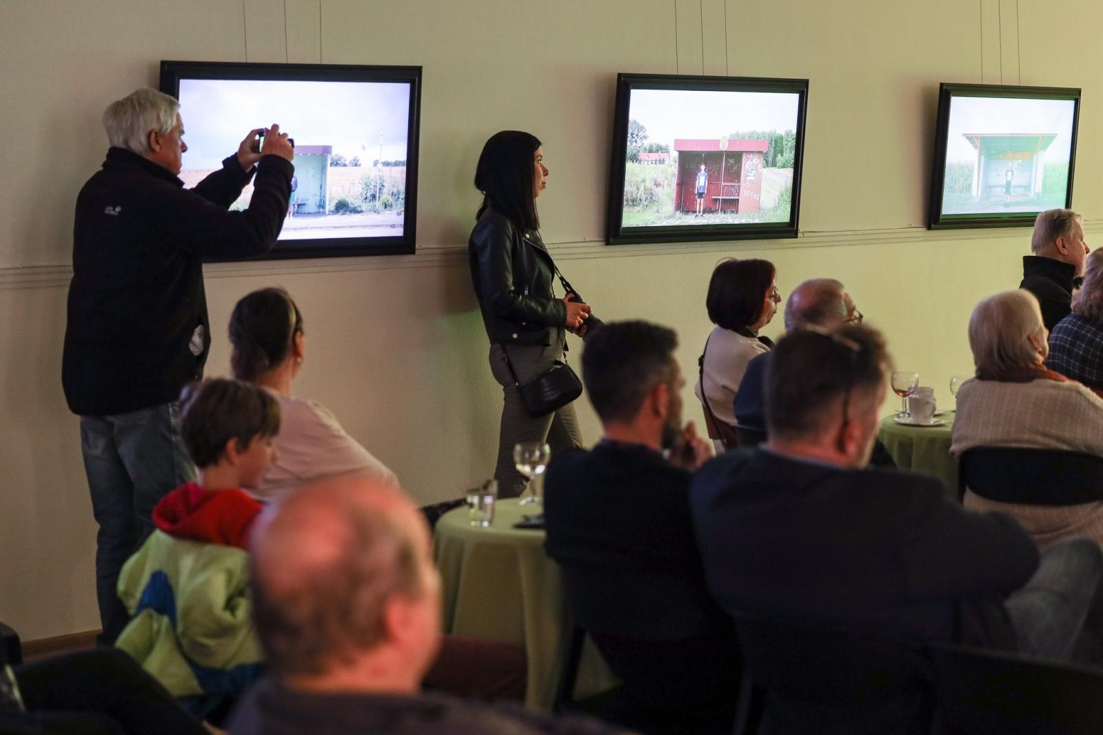 Zdjęcie w galerii na portalu naszraciborz.pl: PRZYSTANKI Wojtka Kukuczki- relacja z wernisażu NA BIS wiadomości z regionu