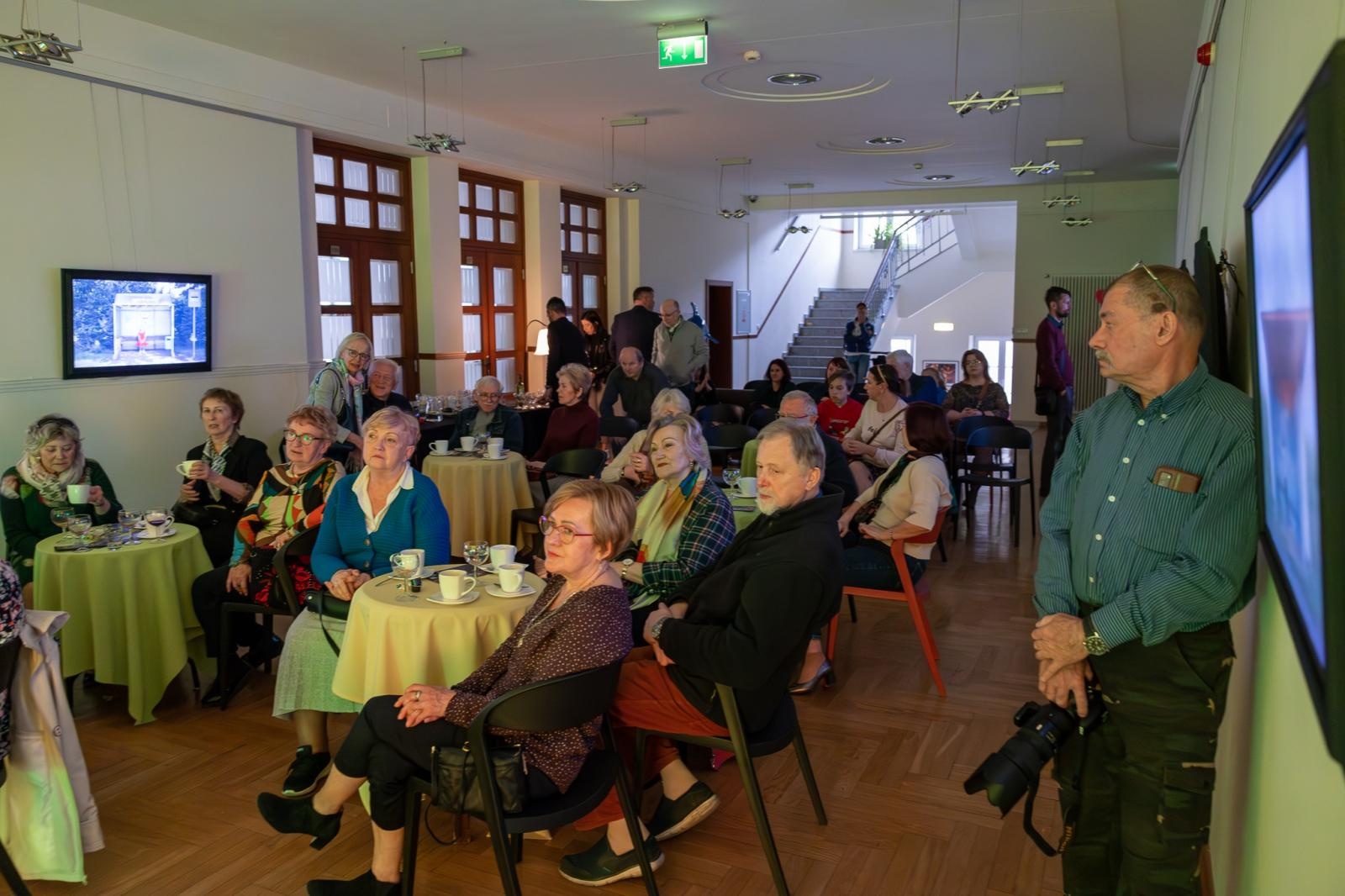 Zdjęcie w galerii na portalu naszraciborz.pl: PRZYSTANKI Wojtka Kukuczki- relacja z wernisażu NA BIS wiadomości z regionu