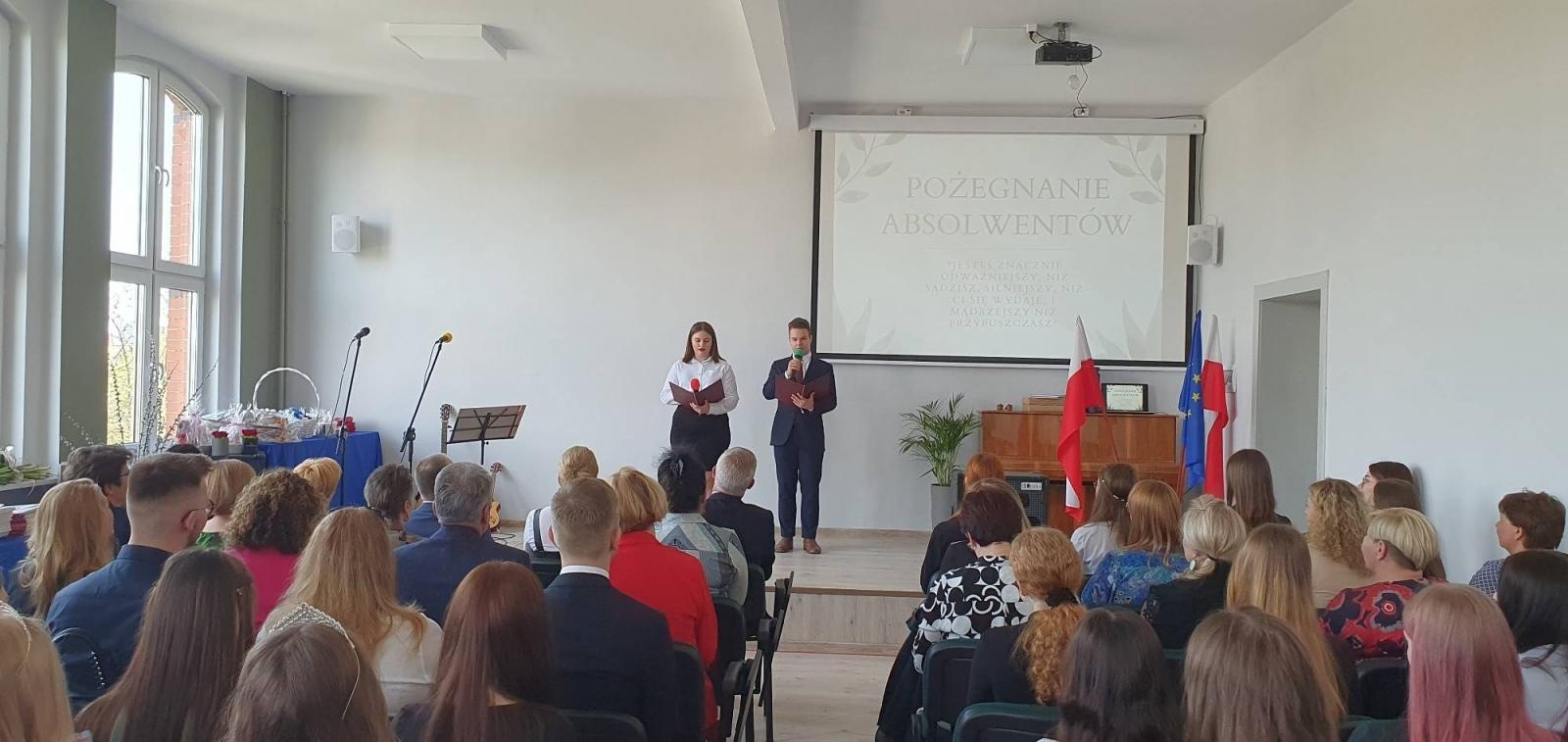 Zdjęcie w galerii na portalu naszraciborz.pl: Budowlanka i Gastronomik pożegnały absolwentów [FOTO] wiadomości z regionu