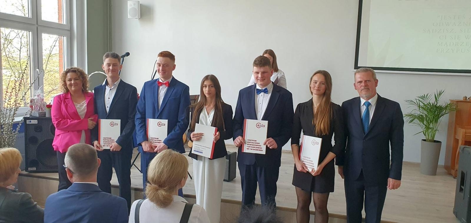 Zdjęcie w galerii na portalu naszraciborz.pl: Budowlanka i Gastronomik pożegnały absolwentów [FOTO] wiadomości z regionu