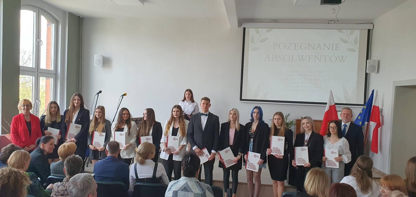 Zdjęcie w galerii na portalu naszraciborz.pl: Budowlanka i Gastronomik pożegnały absolwentów [FOTO] wiadomości z regionu