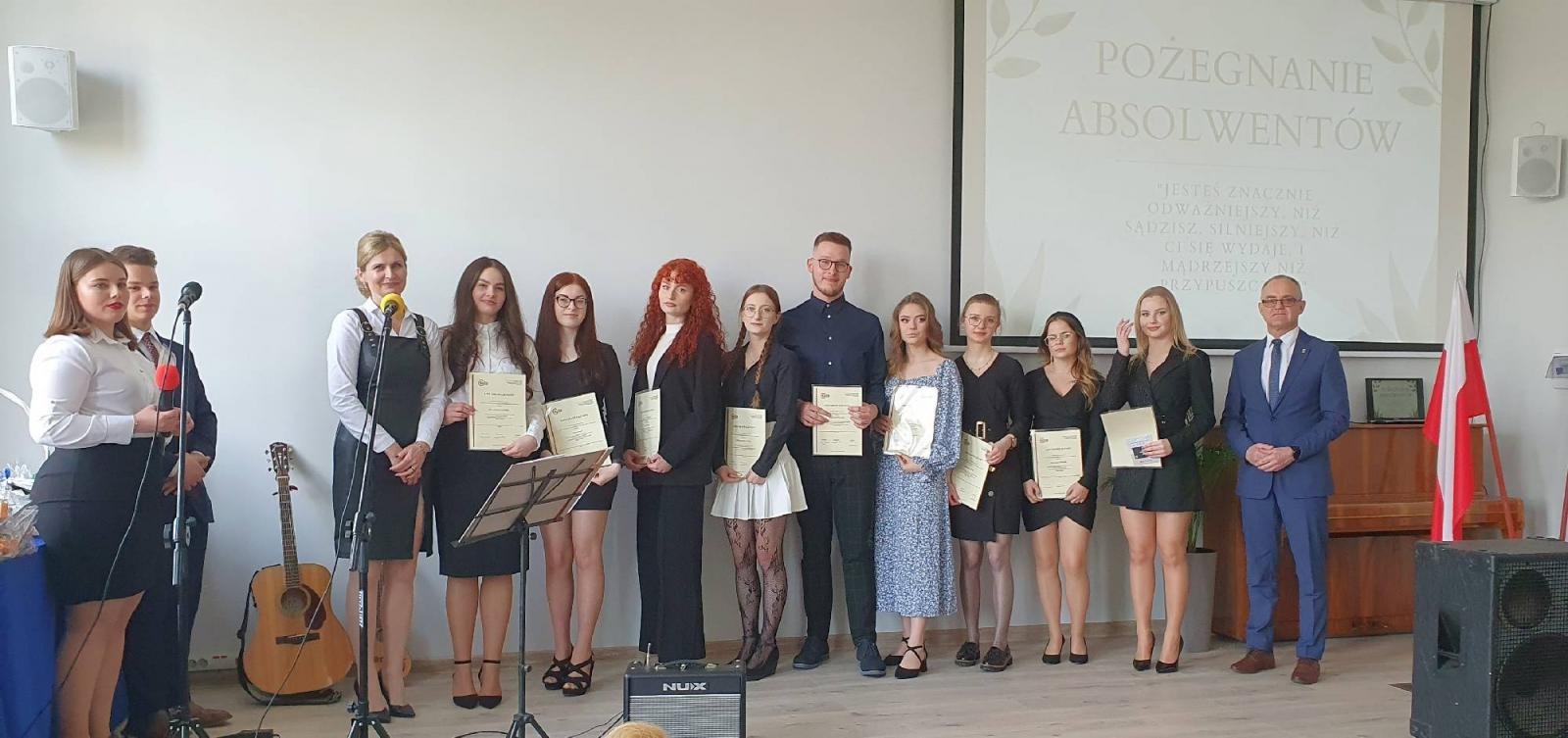 Zdjęcie w galerii na portalu naszraciborz.pl: Budowlanka i Gastronomik pożegnały absolwentów [FOTO] wiadomości z regionu
