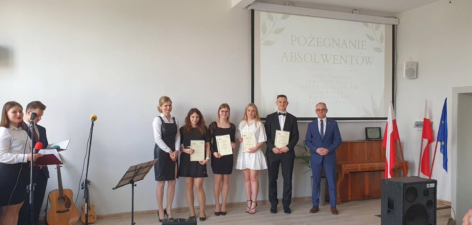 Zdjęcie w galerii na portalu naszraciborz.pl: Budowlanka i Gastronomik pożegnały absolwentów [FOTO] wiadomości z regionu