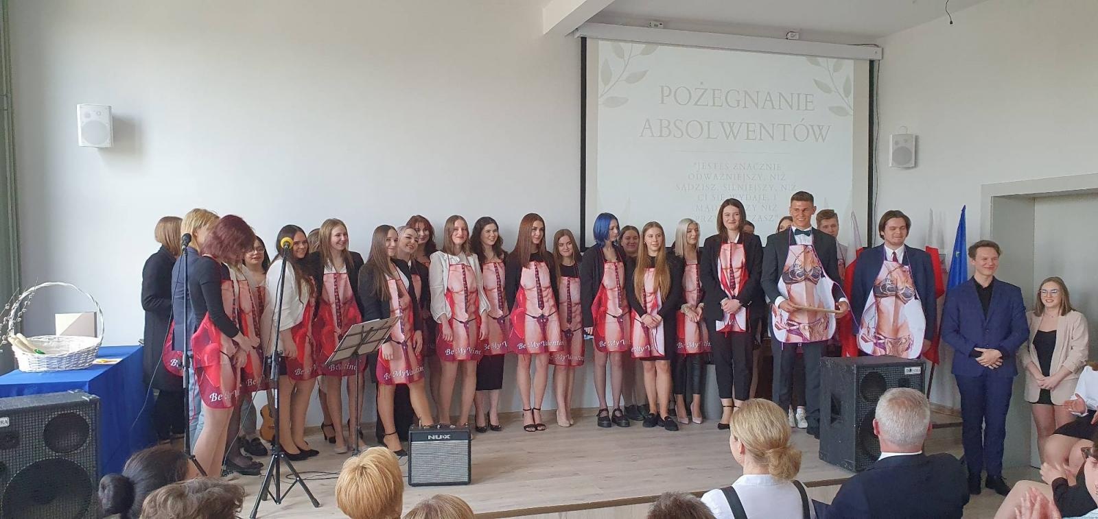 Zdjęcie w galerii na portalu naszraciborz.pl: Budowlanka i Gastronomik pożegnały absolwentów [FOTO] wiadomości z regionu