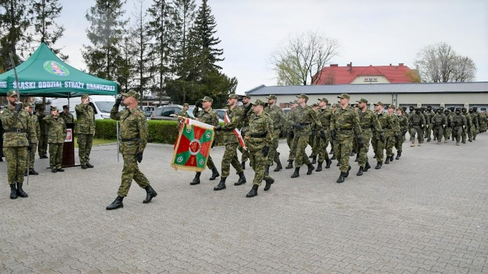 Zdjęcie w galerii na portalu naszraciborz.pl: Awanse i parada - uroczysta zbiórka w Śląskim Oddziale SG w Raciborzu wiadomości z regionu