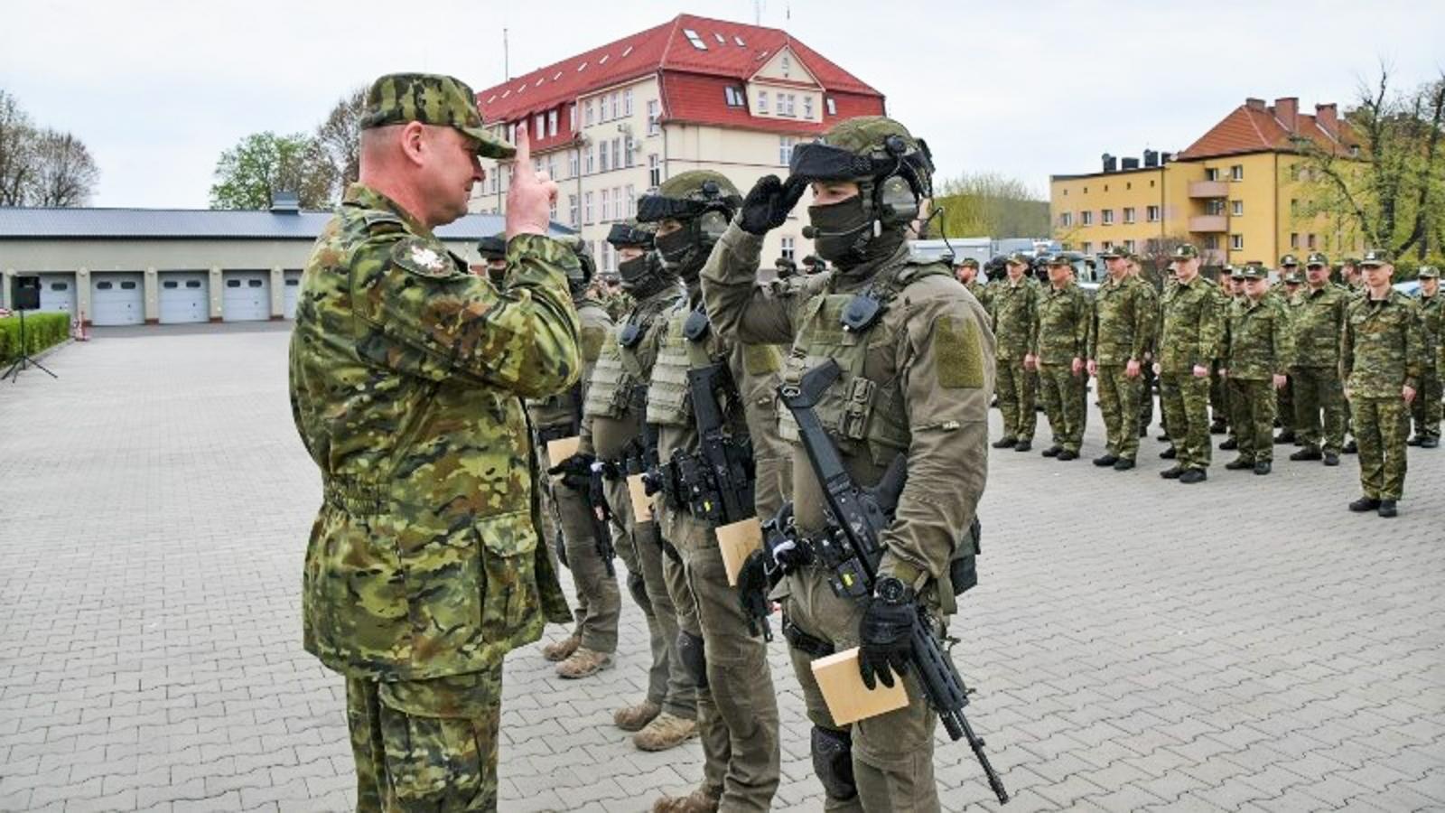 Zdjęcie w galerii na portalu naszraciborz.pl: Awanse i parada - uroczysta zbiórka w Śląskim Oddziale SG w Raciborzu wiadomości z regionu