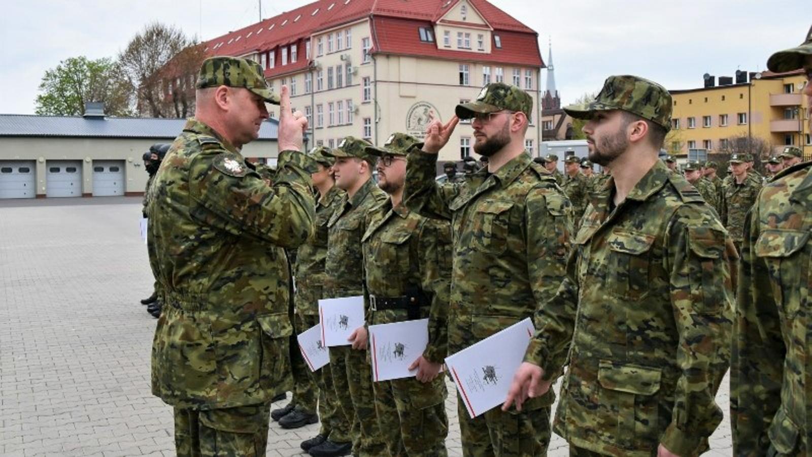 Zdjęcie w galerii na portalu naszraciborz.pl: Awanse i parada - uroczysta zbiórka w Śląskim Oddziale SG w Raciborzu wiadomości z regionu
