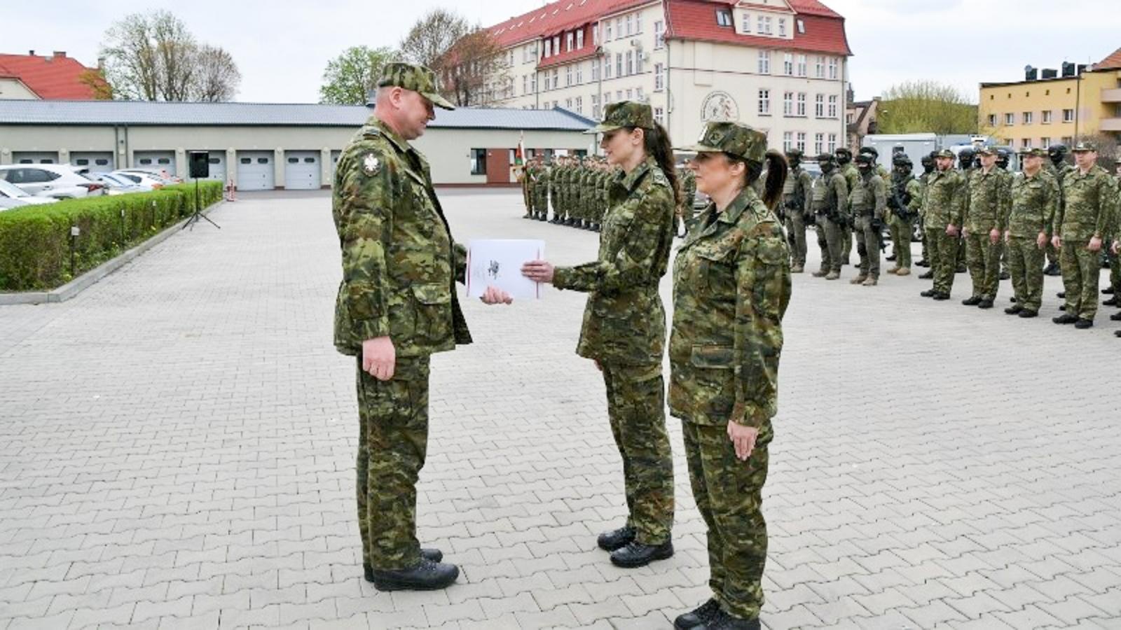 Zdjęcie w galerii na portalu naszraciborz.pl: Awanse i parada - uroczysta zbiórka w Śląskim Oddziale SG w Raciborzu wiadomości z regionu