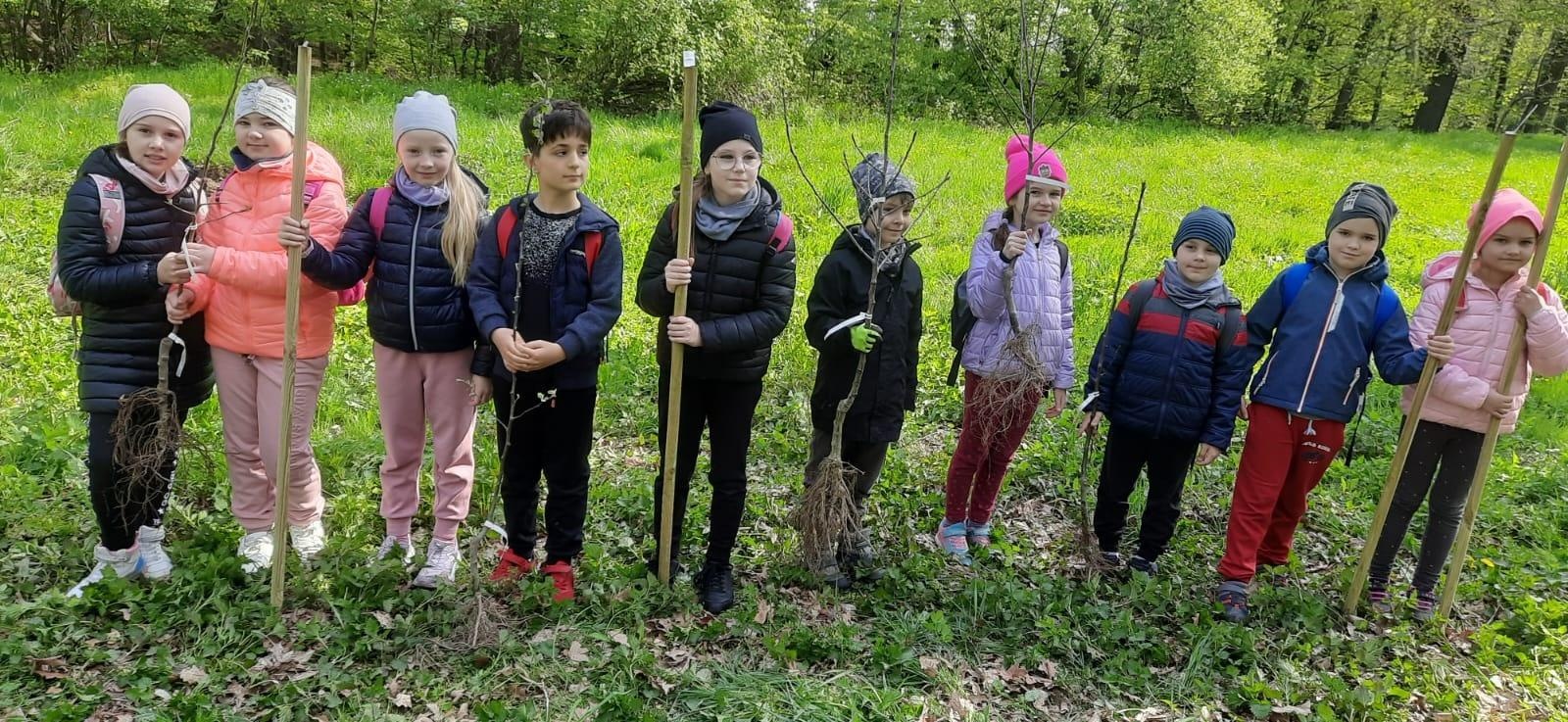 Zdjęcie w galerii na portalu naszraciborz.pl: Tradycyjny Sad. Uczniowie z Brzezia w ogólnopolskim projekcie wiadomości z regionu