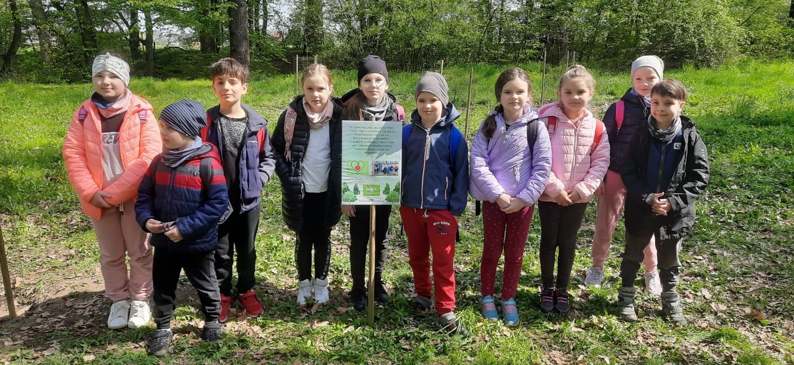 Zdjęcie w galerii na portalu naszraciborz.pl: Tradycyjny Sad. Uczniowie z Brzezia w ogólnopolskim projekcie wiadomości z regionu