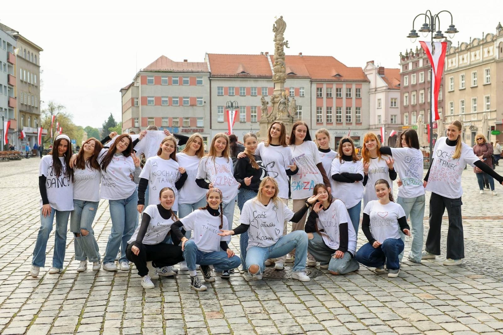 Zdjęcie w galerii na portalu naszraciborz.pl: Sobotni flash mob na raciborskim Rynku wiadomości z regionu