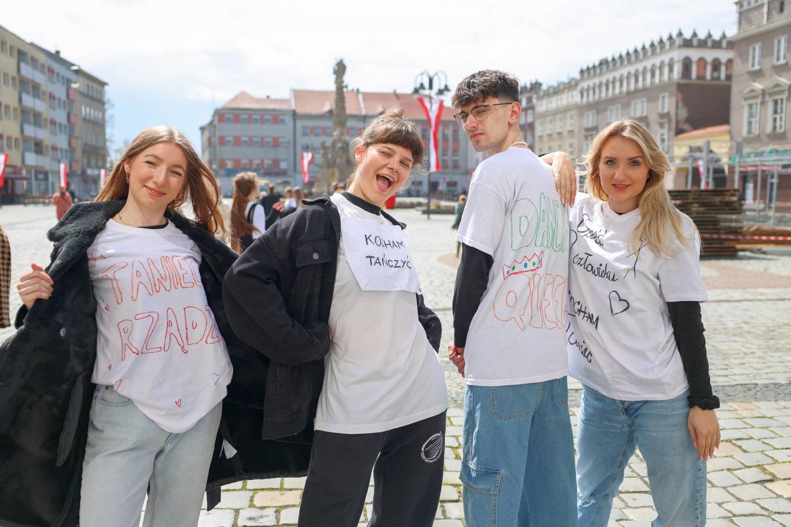 Zdjęcie w galerii na portalu naszraciborz.pl: Sobotni flash mob na raciborskim Rynku wiadomości z regionu