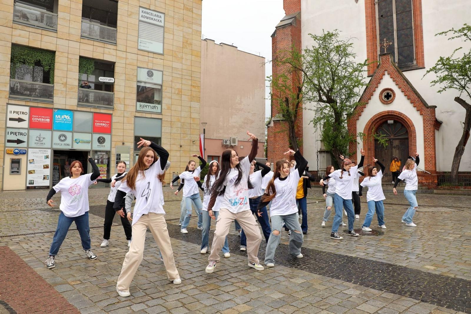Zdjęcie w galerii na portalu naszraciborz.pl: Sobotni flash mob na raciborskim Rynku wiadomości z regionu