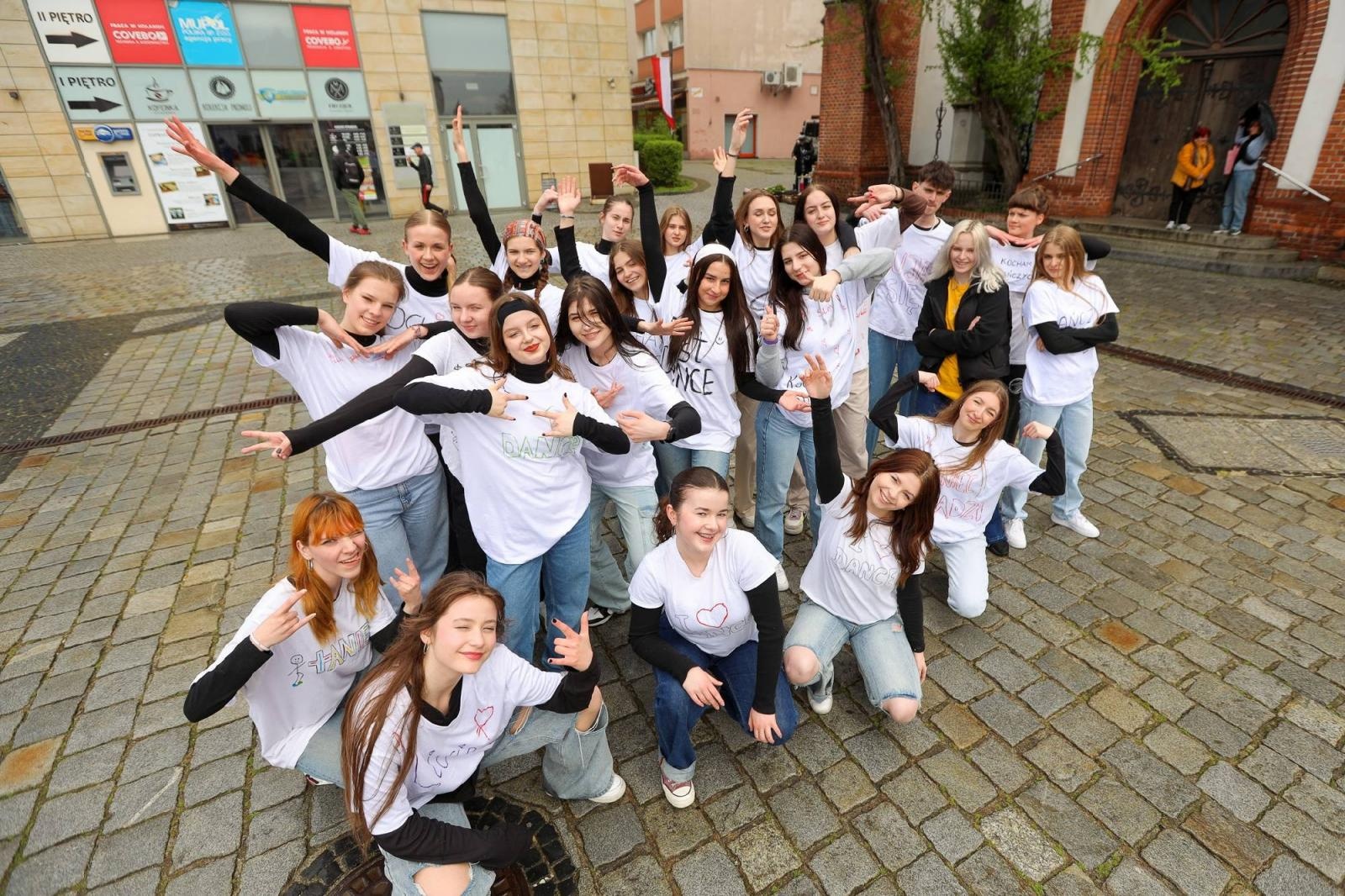 Zdjęcie w galerii na portalu naszraciborz.pl: Sobotni flash mob na raciborskim Rynku wiadomości z regionu