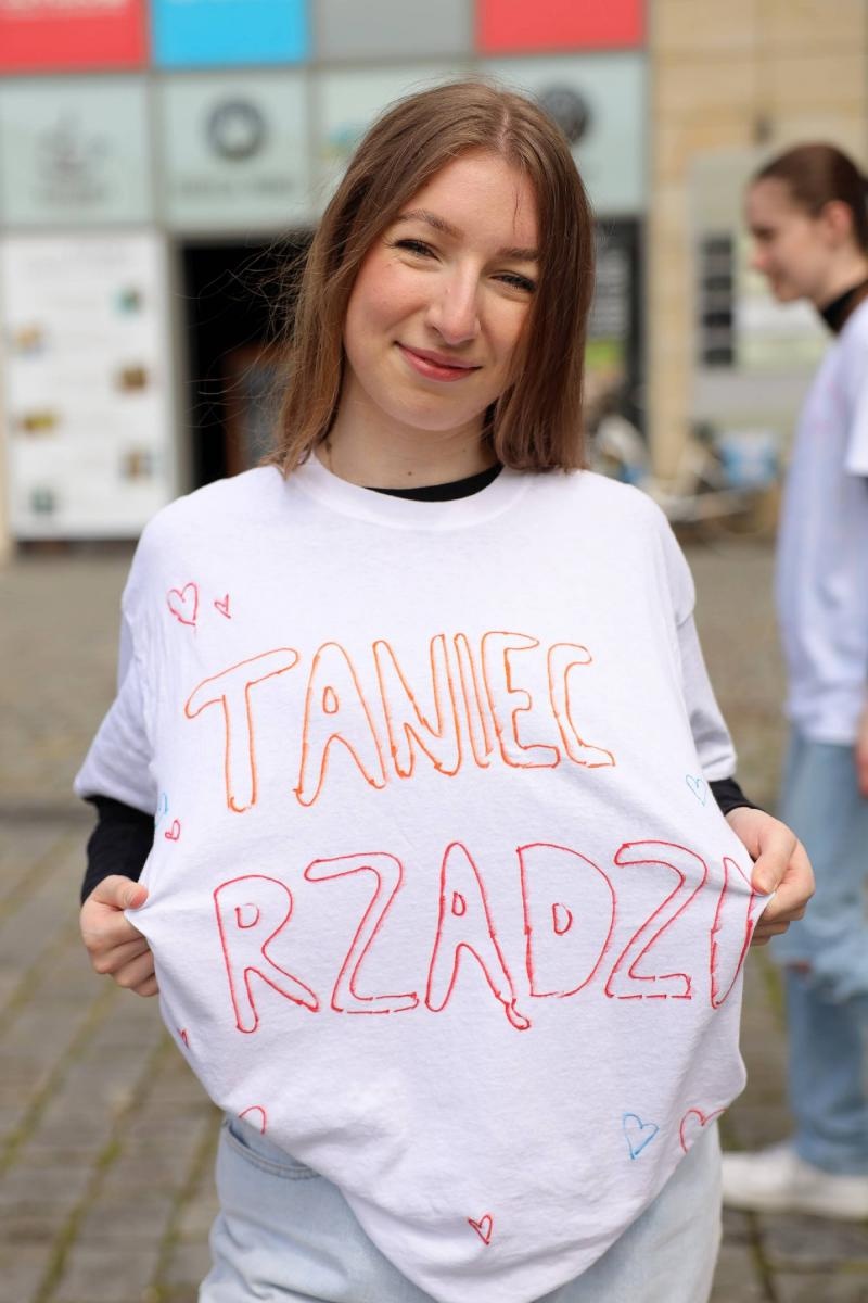 Zdjęcie w galerii na portalu naszraciborz.pl: Sobotni flash mob na raciborskim Rynku wiadomości z regionu