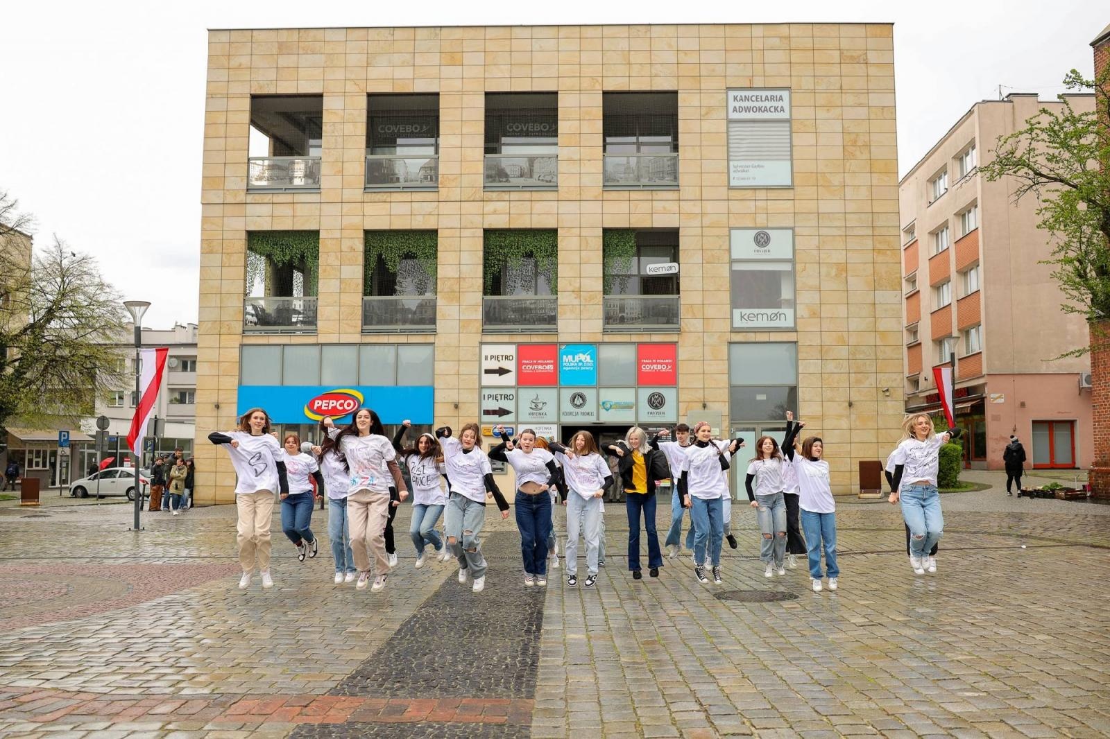 Zdjęcie w galerii na portalu naszraciborz.pl: Sobotni flash mob na raciborskim Rynku wiadomości z regionu
