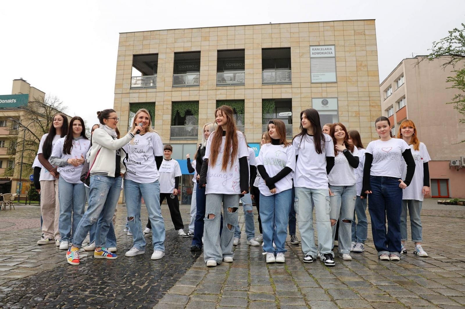 Zdjęcie w galerii na portalu naszraciborz.pl: Sobotni flash mob na raciborskim Rynku wiadomości z regionu
