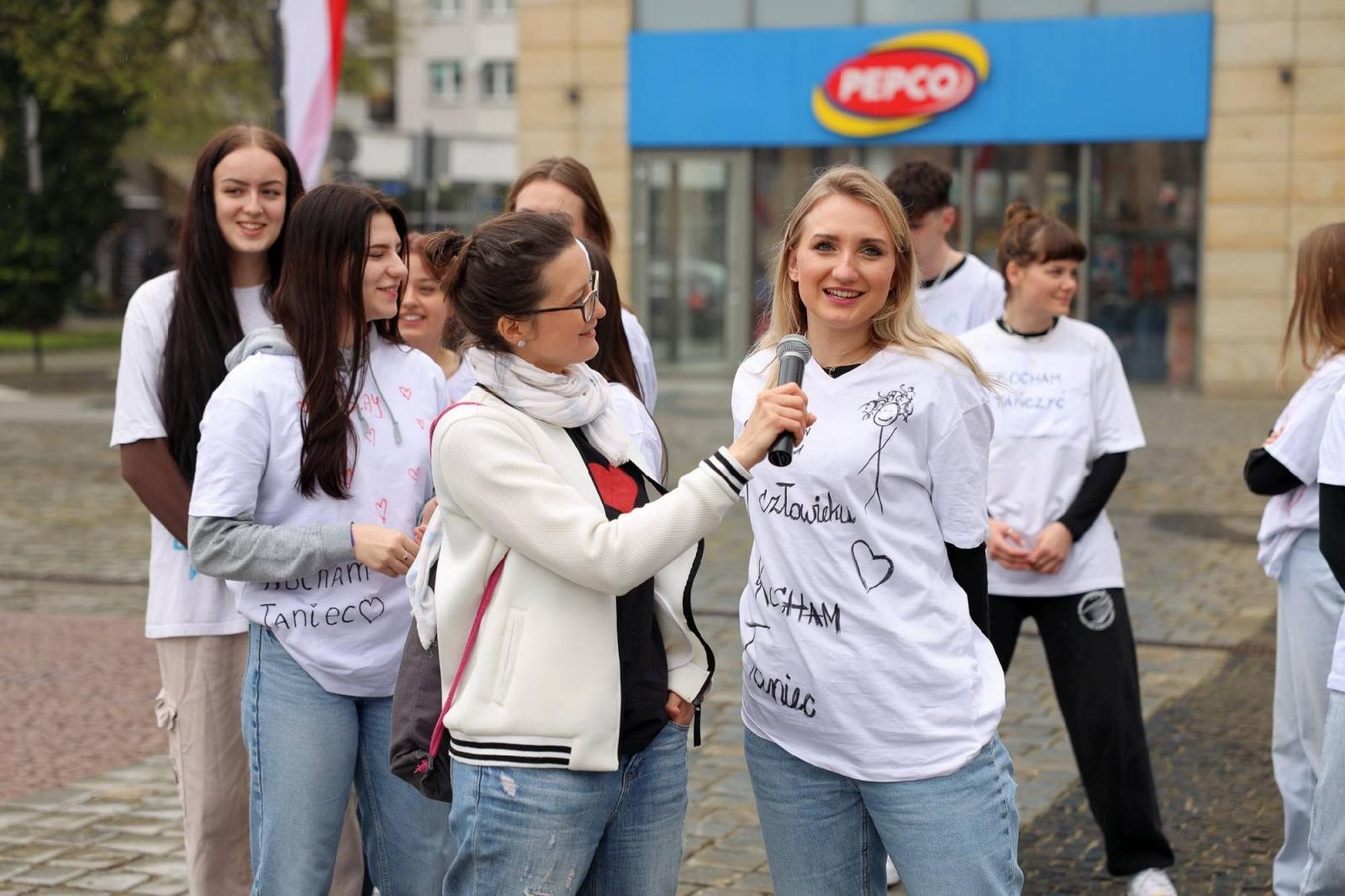 Zdjęcie w galerii na portalu naszraciborz.pl: Sobotni flash mob na raciborskim Rynku wiadomości z regionu