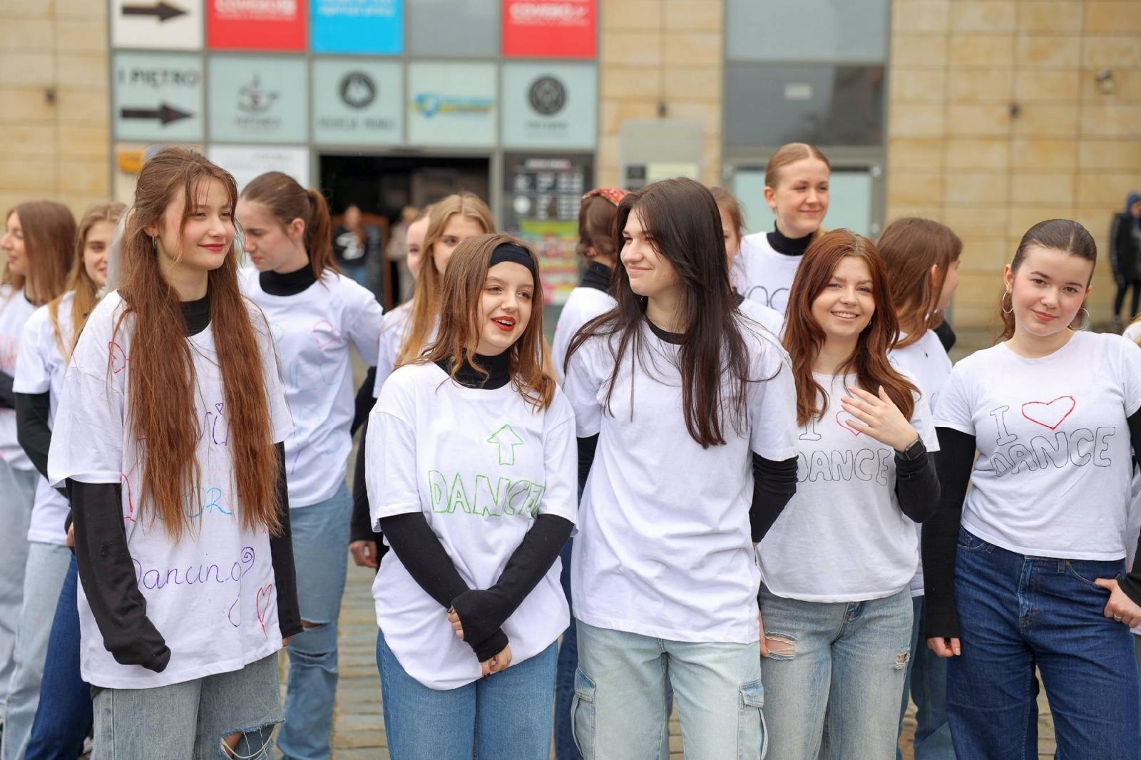 Zdjęcie w galerii na portalu naszraciborz.pl: Sobotni flash mob na raciborskim Rynku wiadomości z regionu