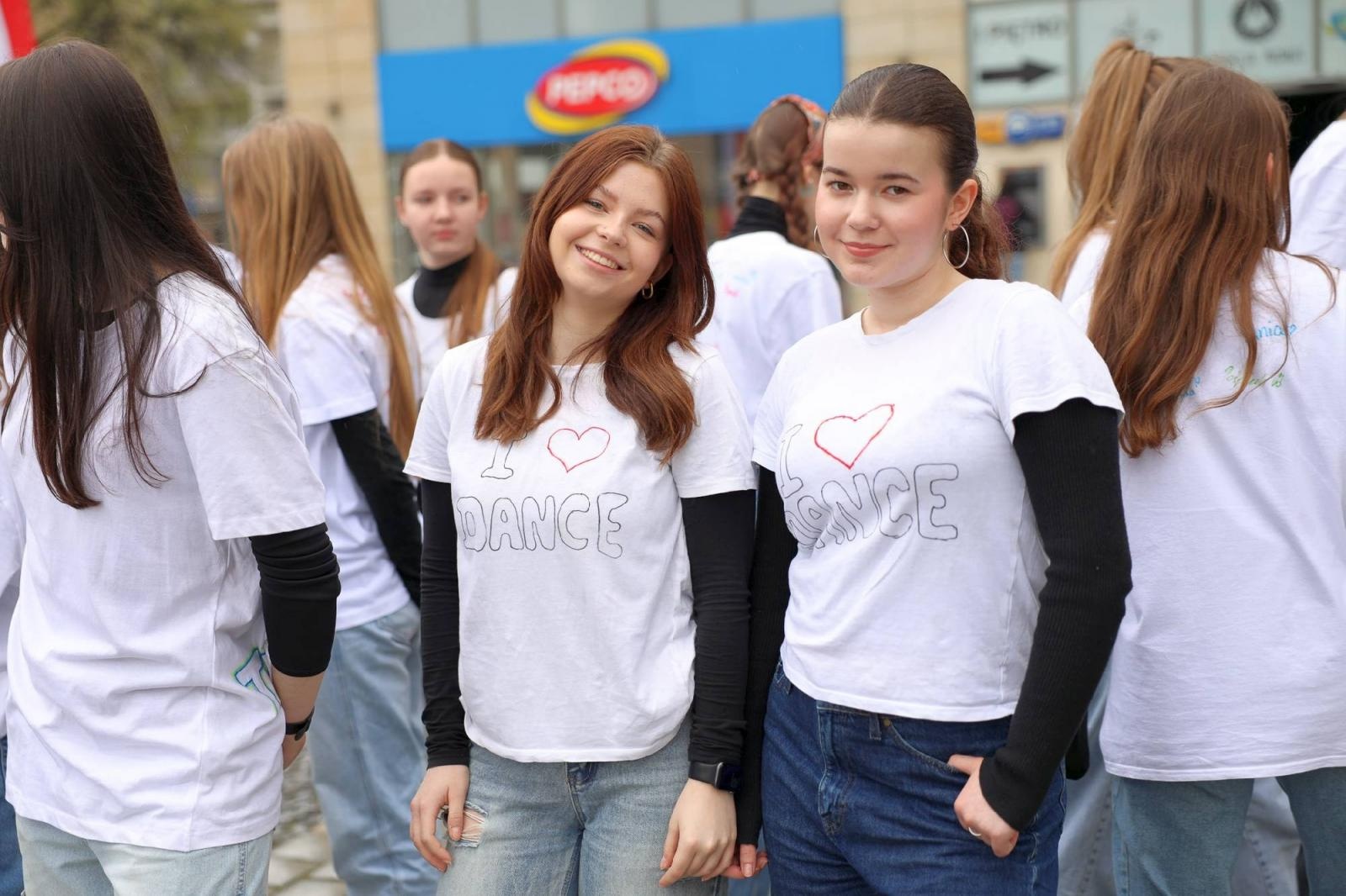 Zdjęcie w galerii na portalu naszraciborz.pl: Sobotni flash mob na raciborskim Rynku wiadomości z regionu
