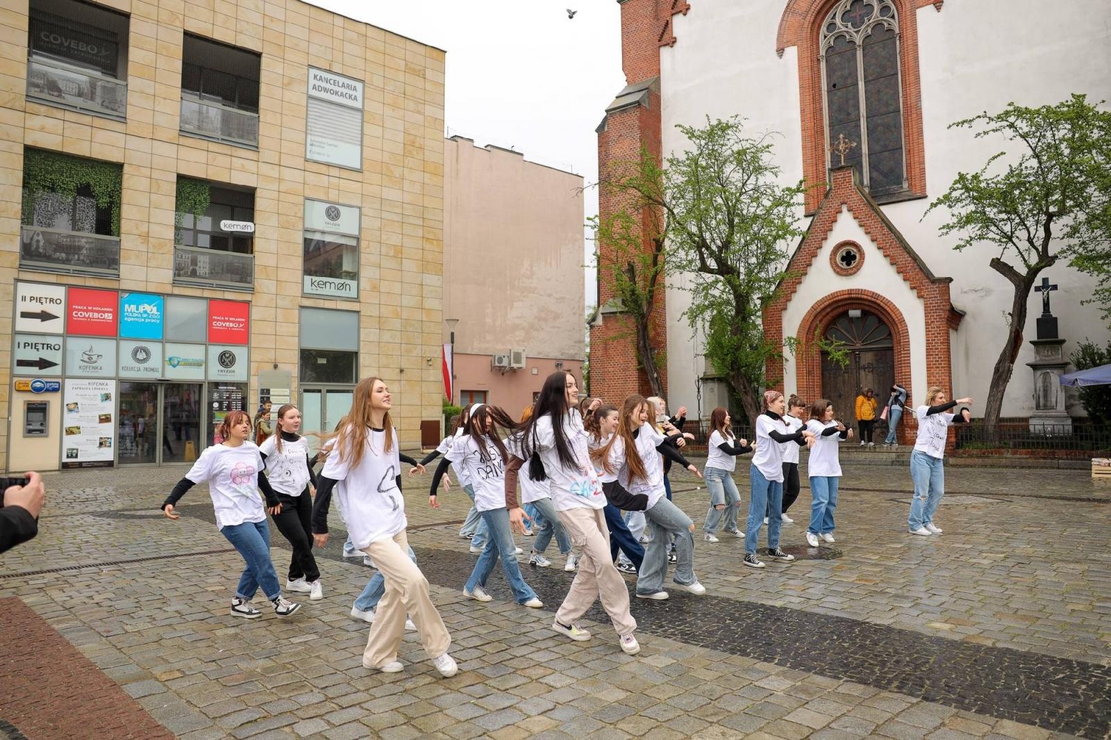 Zdjęcie w galerii na portalu naszraciborz.pl: Sobotni flash mob na raciborskim Rynku wiadomości z regionu