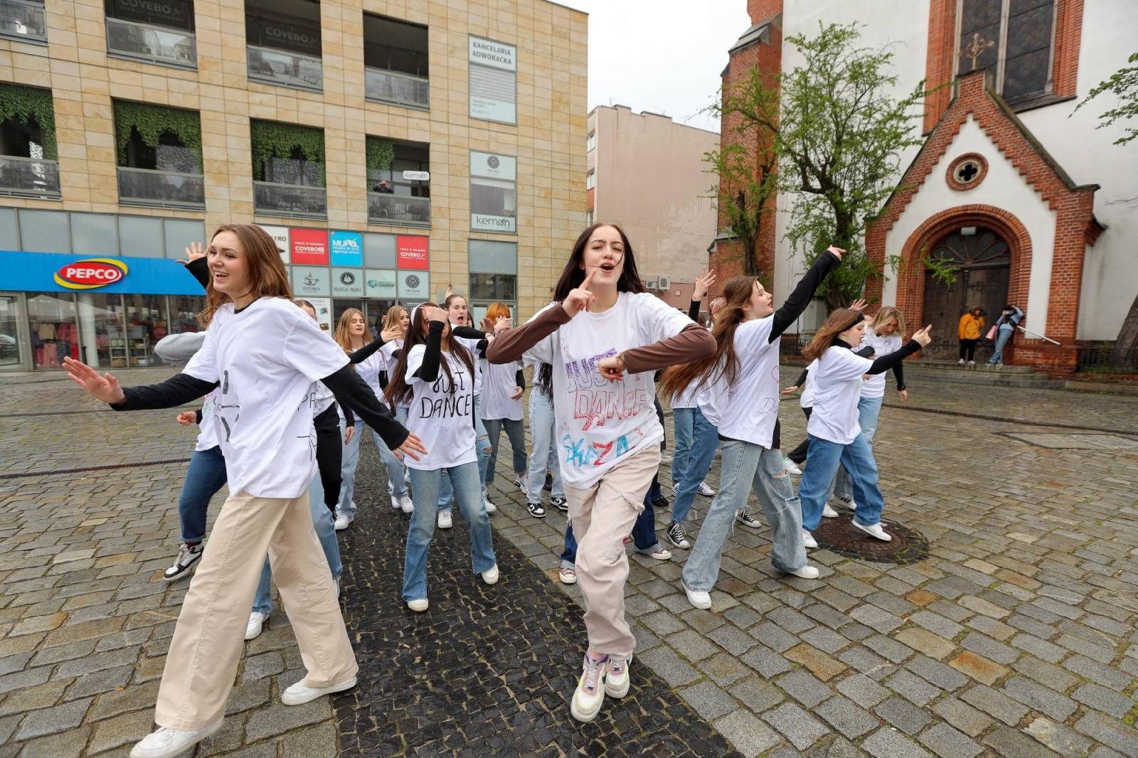 Zdjęcie w galerii na portalu naszraciborz.pl: Sobotni flash mob na raciborskim Rynku wiadomości z regionu