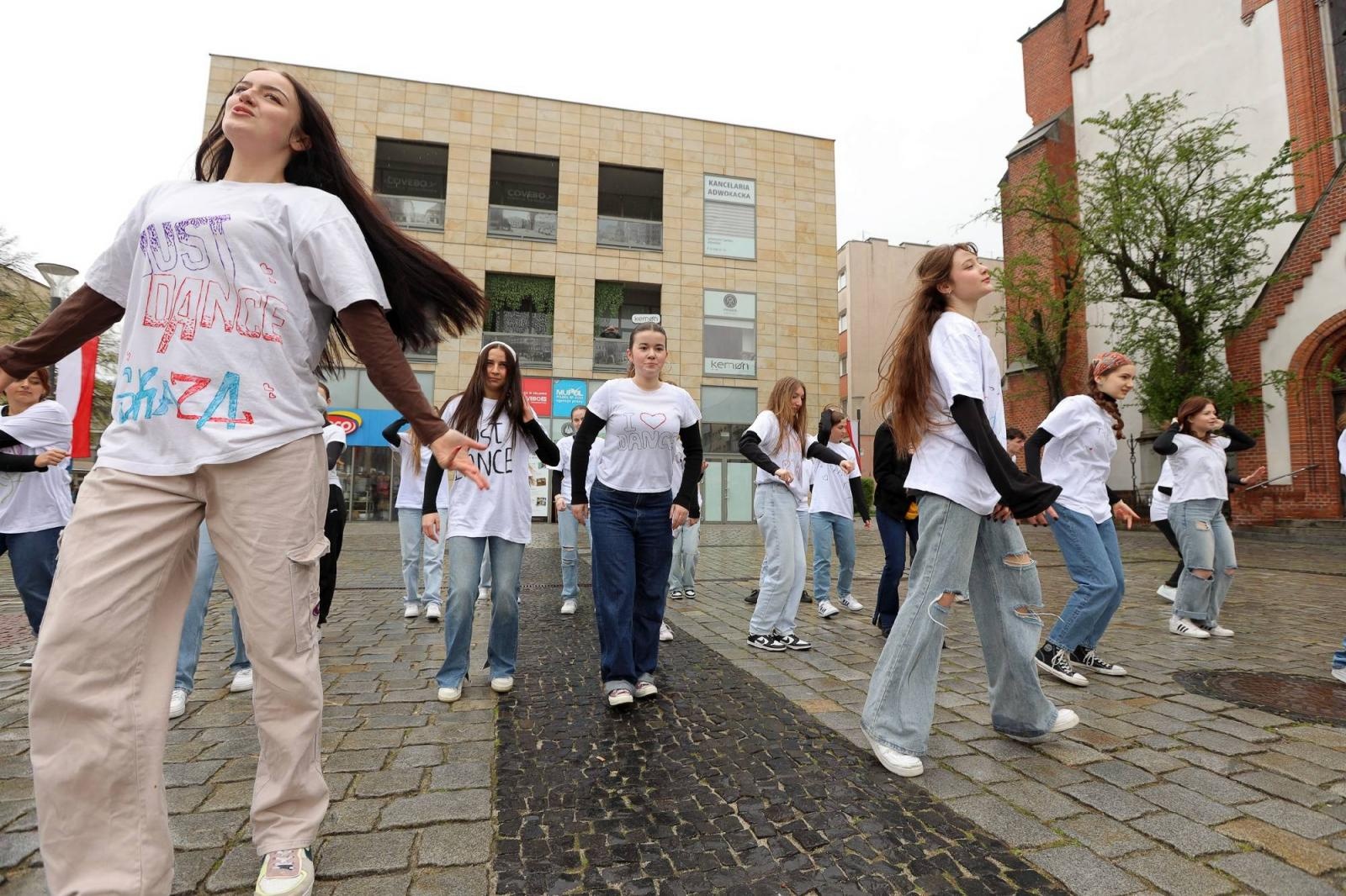 Zdjęcie w galerii na portalu naszraciborz.pl: Sobotni flash mob na raciborskim Rynku wiadomości z regionu