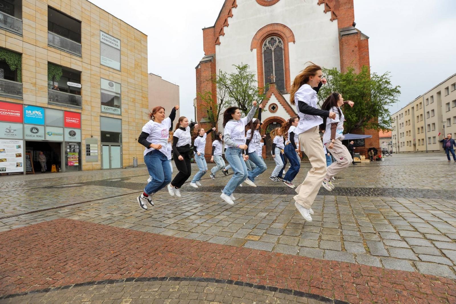 Zdjęcie w galerii na portalu naszraciborz.pl: Sobotni flash mob na raciborskim Rynku wiadomości z regionu