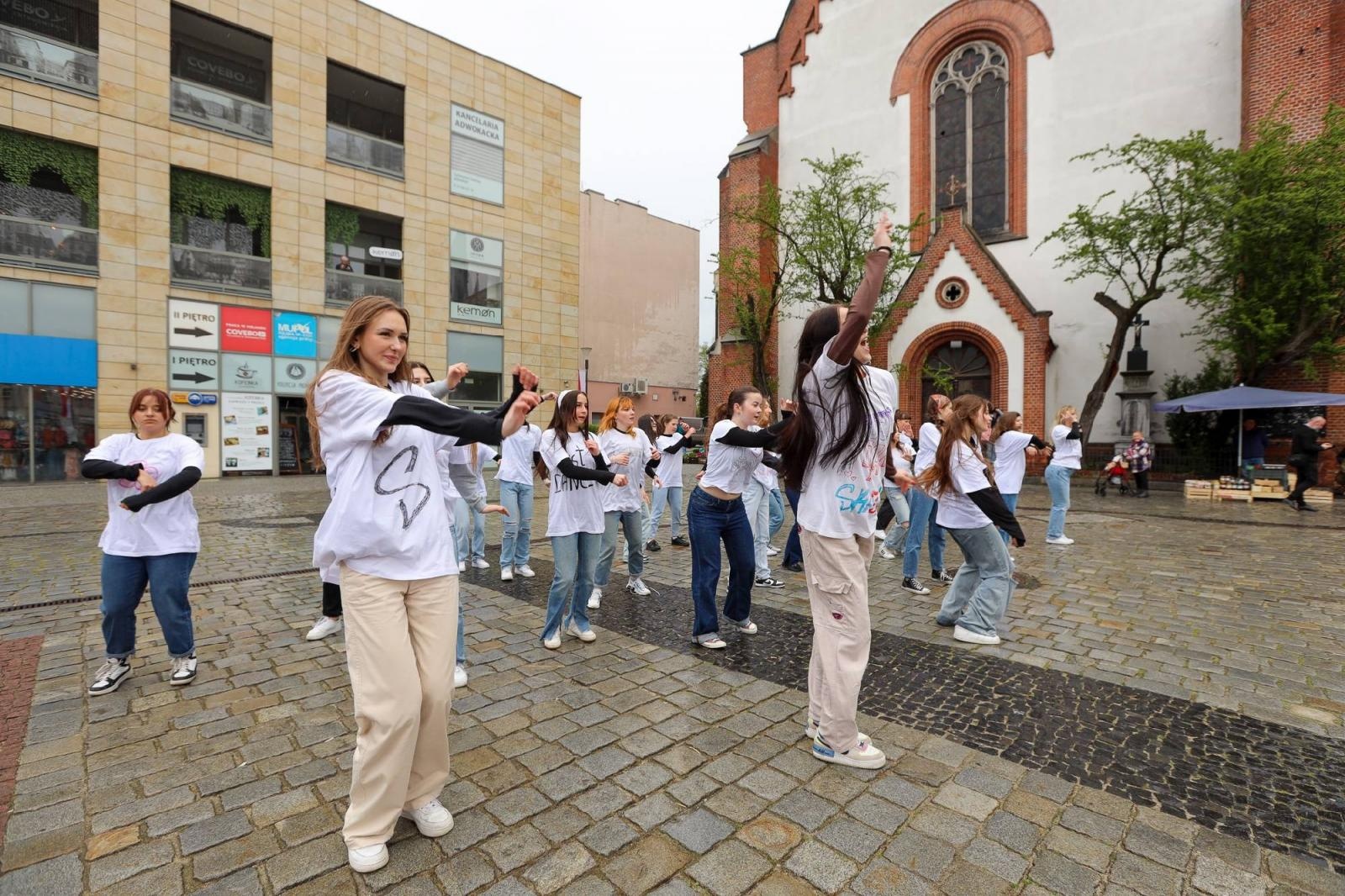 Zdjęcie w galerii na portalu naszraciborz.pl: Sobotni flash mob na raciborskim Rynku wiadomości z regionu