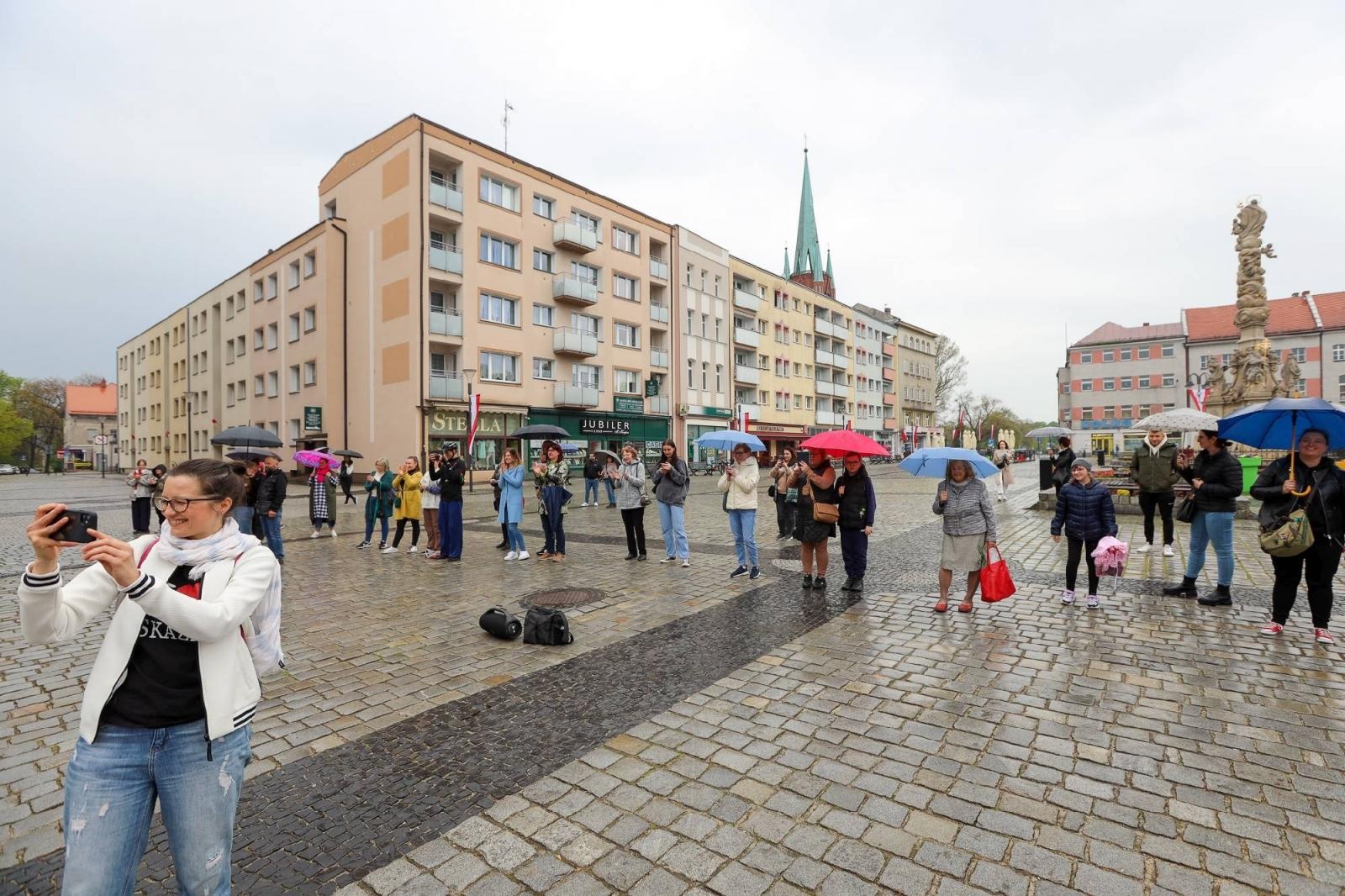 Zdjęcie w galerii na portalu naszraciborz.pl: Sobotni flash mob na raciborskim Rynku wiadomości z regionu