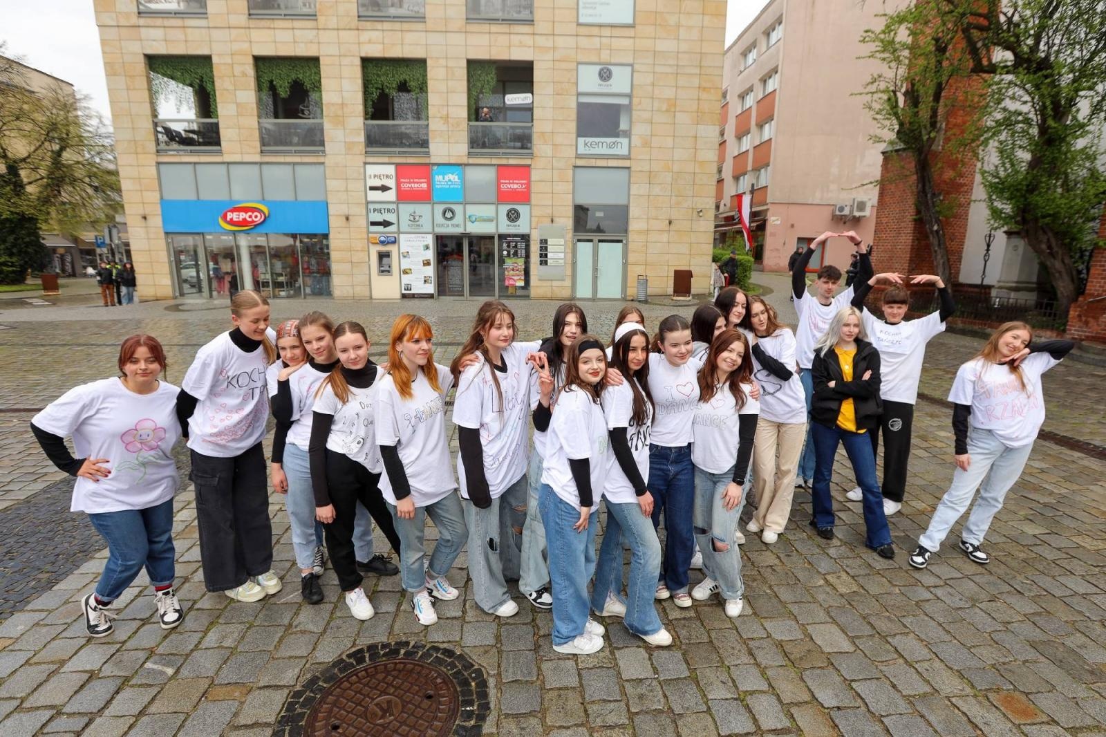 Zdjęcie w galerii na portalu naszraciborz.pl: Sobotni flash mob na raciborskim Rynku wiadomości z regionu