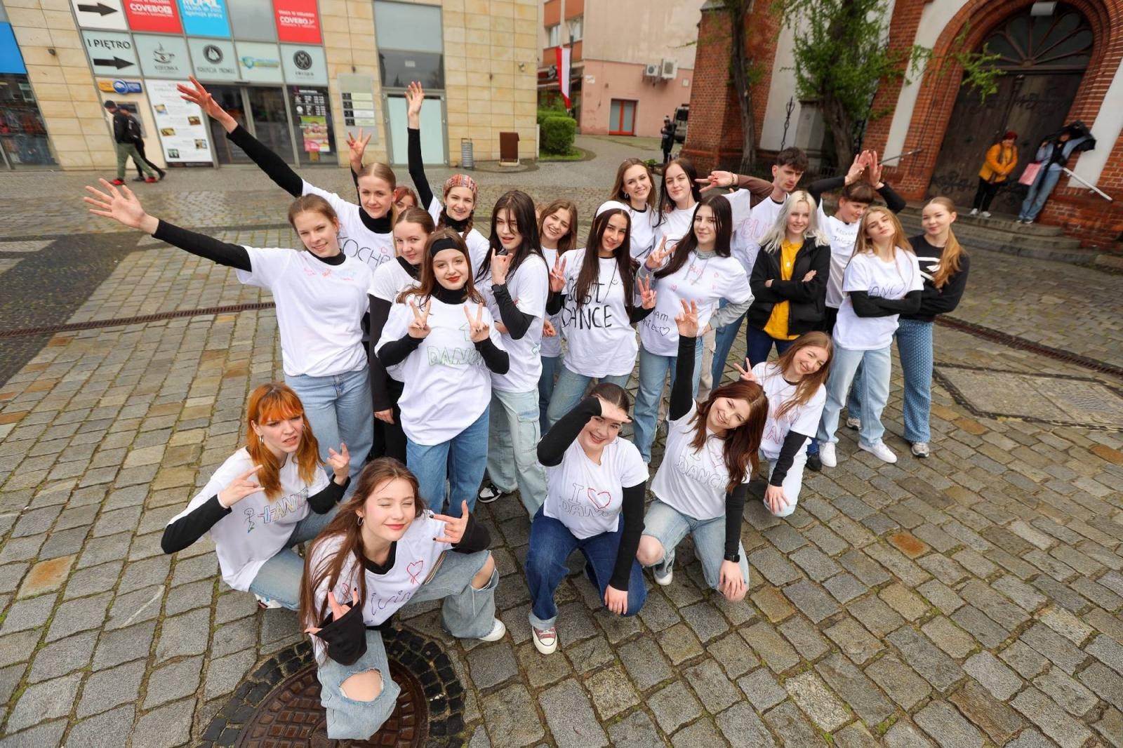 Zdjęcie w galerii na portalu naszraciborz.pl: Sobotni flash mob na raciborskim Rynku wiadomości z regionu