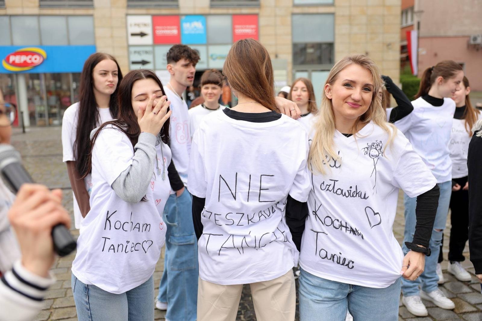 Zdjęcie w galerii na portalu naszraciborz.pl: Sobotni flash mob na raciborskim Rynku wiadomości z regionu
