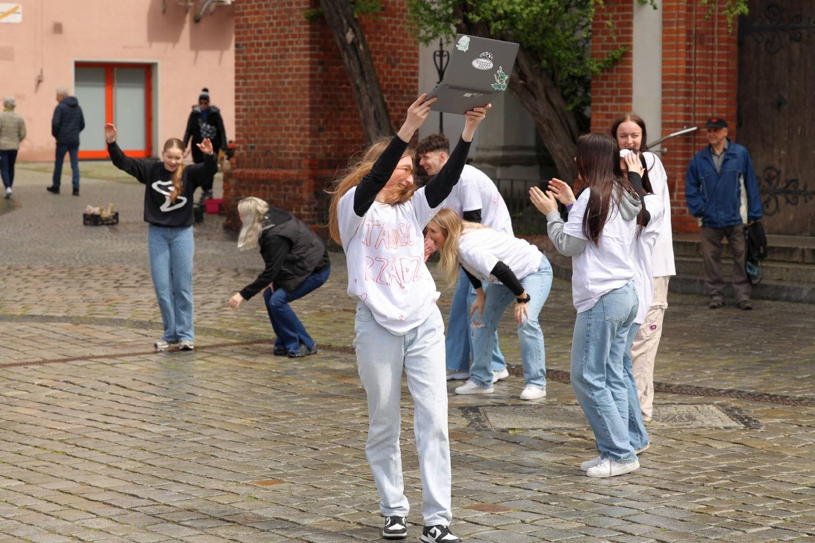Zdjęcie w galerii na portalu naszraciborz.pl: Sobotni flash mob na raciborskim Rynku wiadomości z regionu