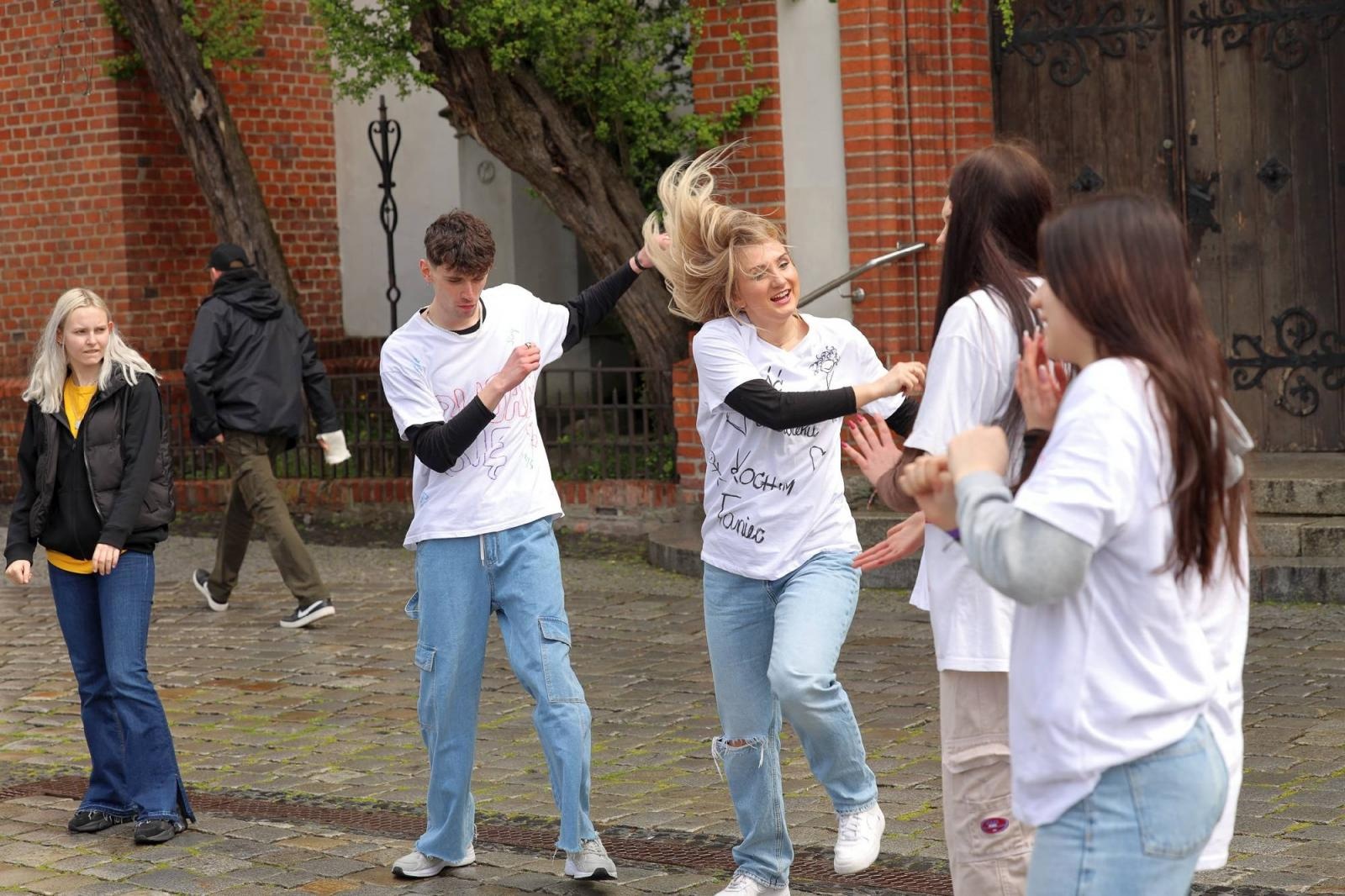 Zdjęcie w galerii na portalu naszraciborz.pl: Sobotni flash mob na raciborskim Rynku wiadomości z regionu