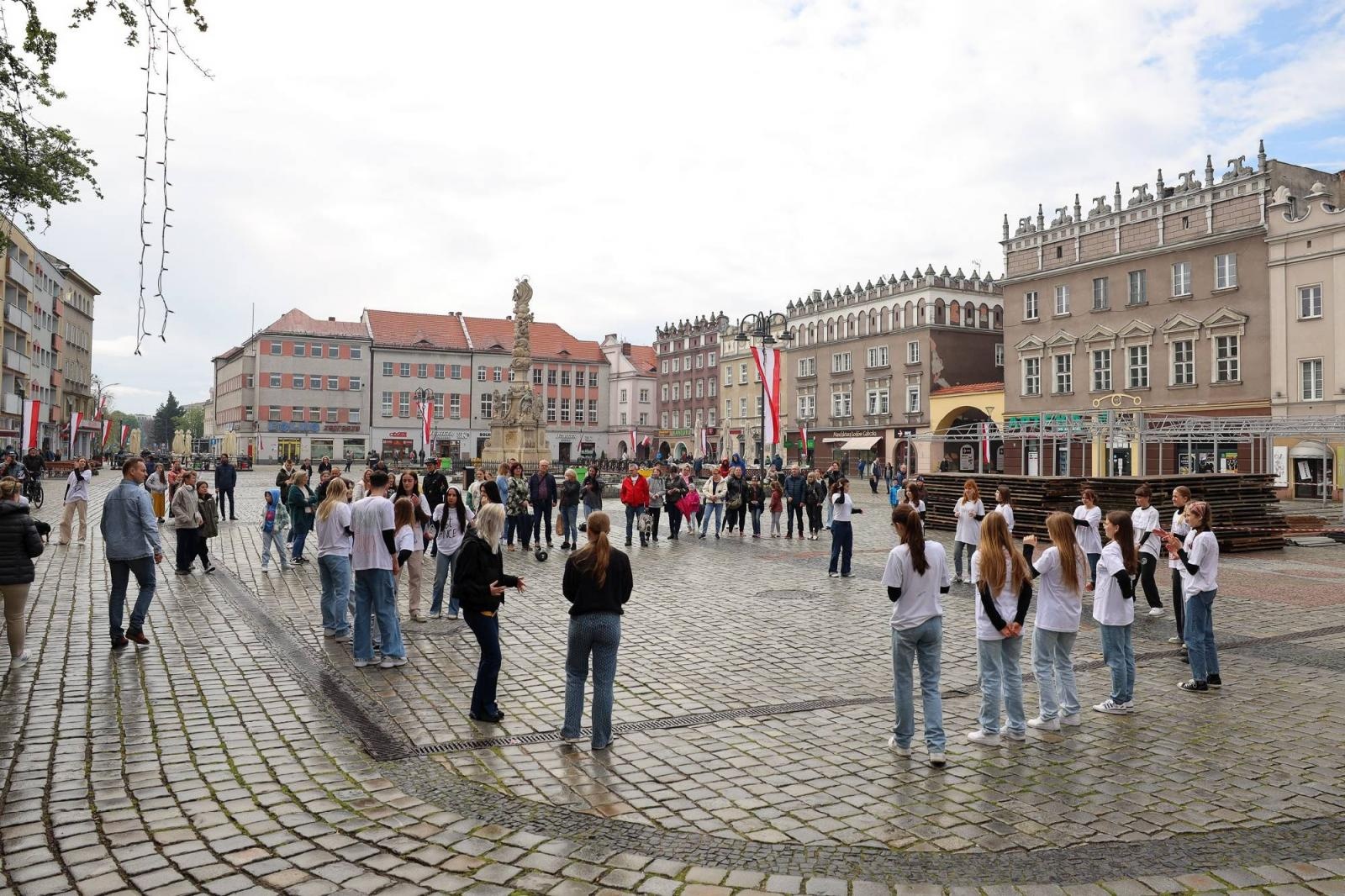 Zdjęcie w galerii na portalu naszraciborz.pl: Sobotni flash mob na raciborskim Rynku wiadomości z regionu
