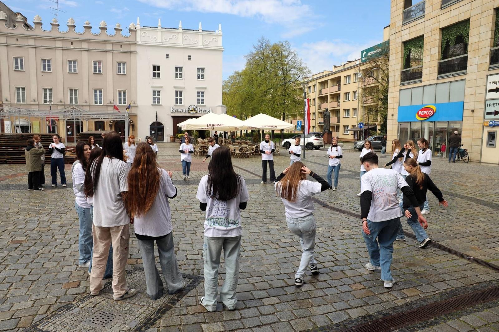 Zdjęcie w galerii na portalu naszraciborz.pl: Sobotni flash mob na raciborskim Rynku wiadomości z regionu